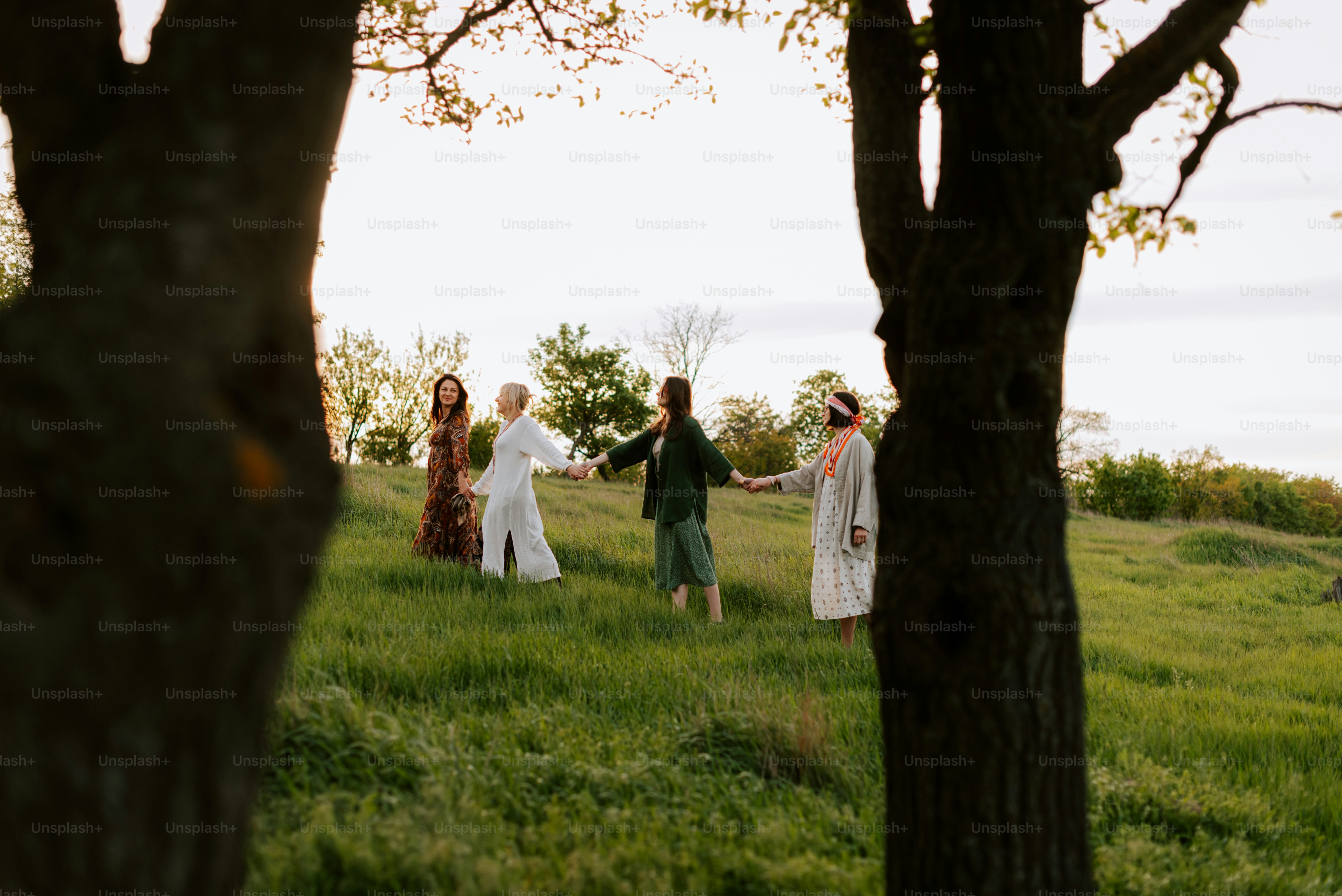 un groupe de personnes marchant à travers un champ verdoyant