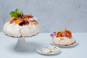 un gâteau blanc assis sur une assiette à gâteau blanche