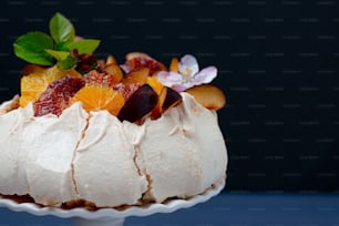 un gâteau blanc avec des fruits sur le dessus
