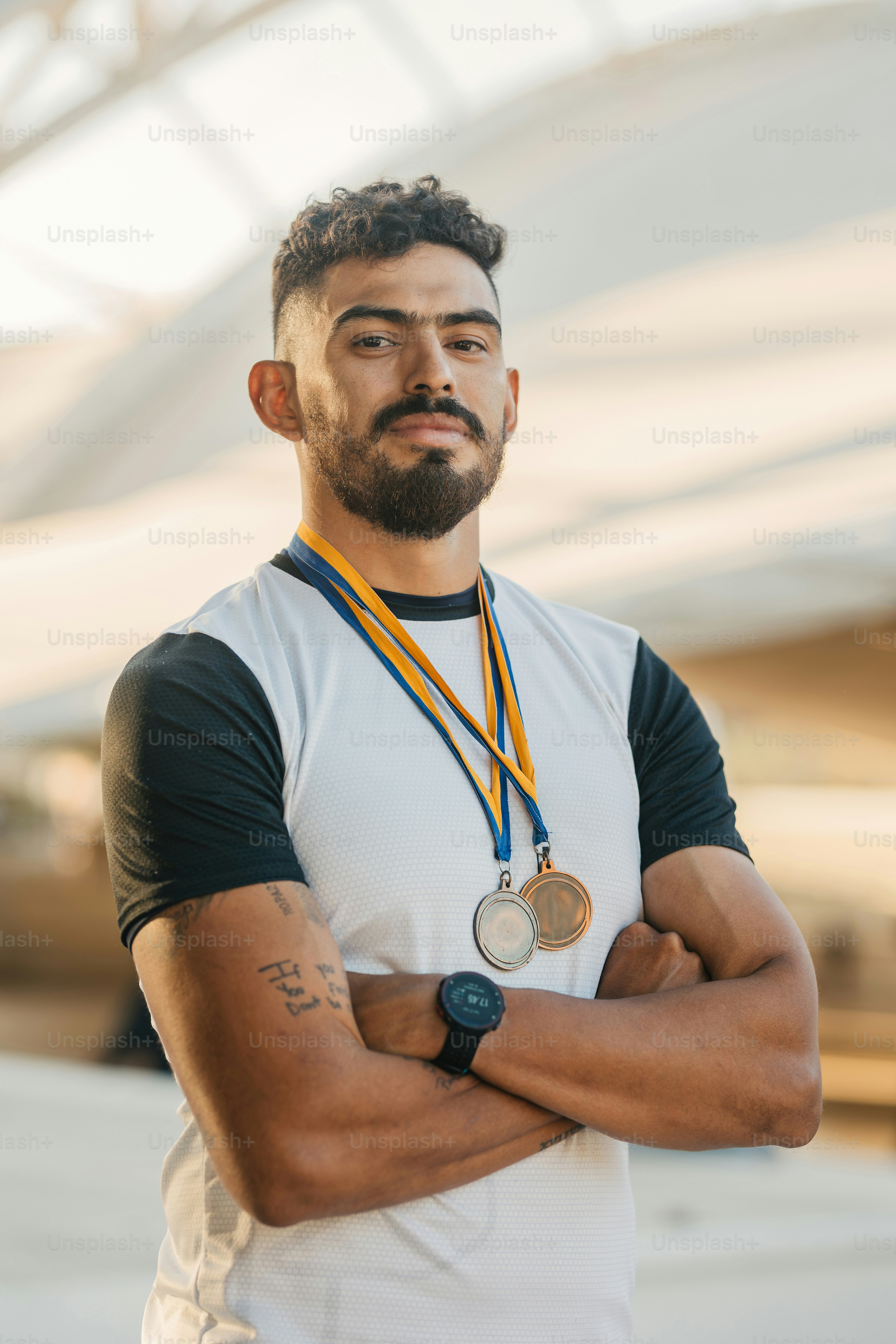 髭を生やし、首に勲章をかけた男