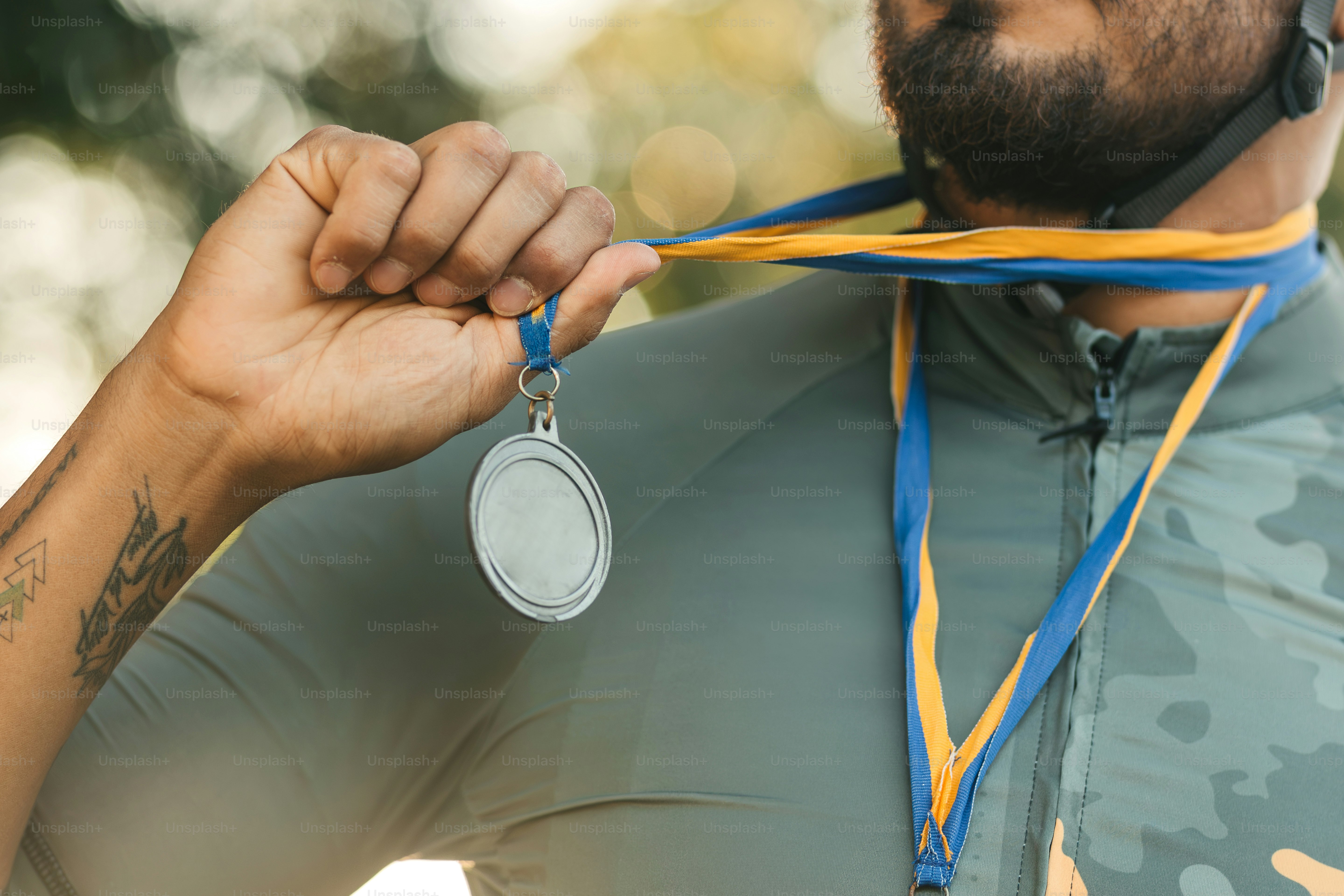 勲章を首にかけた男