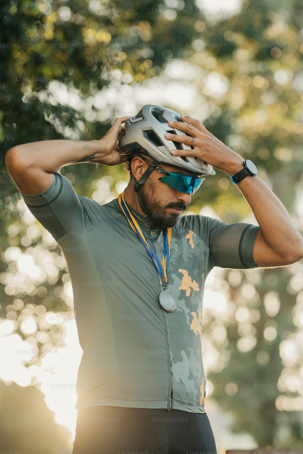 Un hombre con casco de bicicleta y gafas de sol