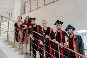 Eine Gruppe von Absolventen steht auf einer Treppe