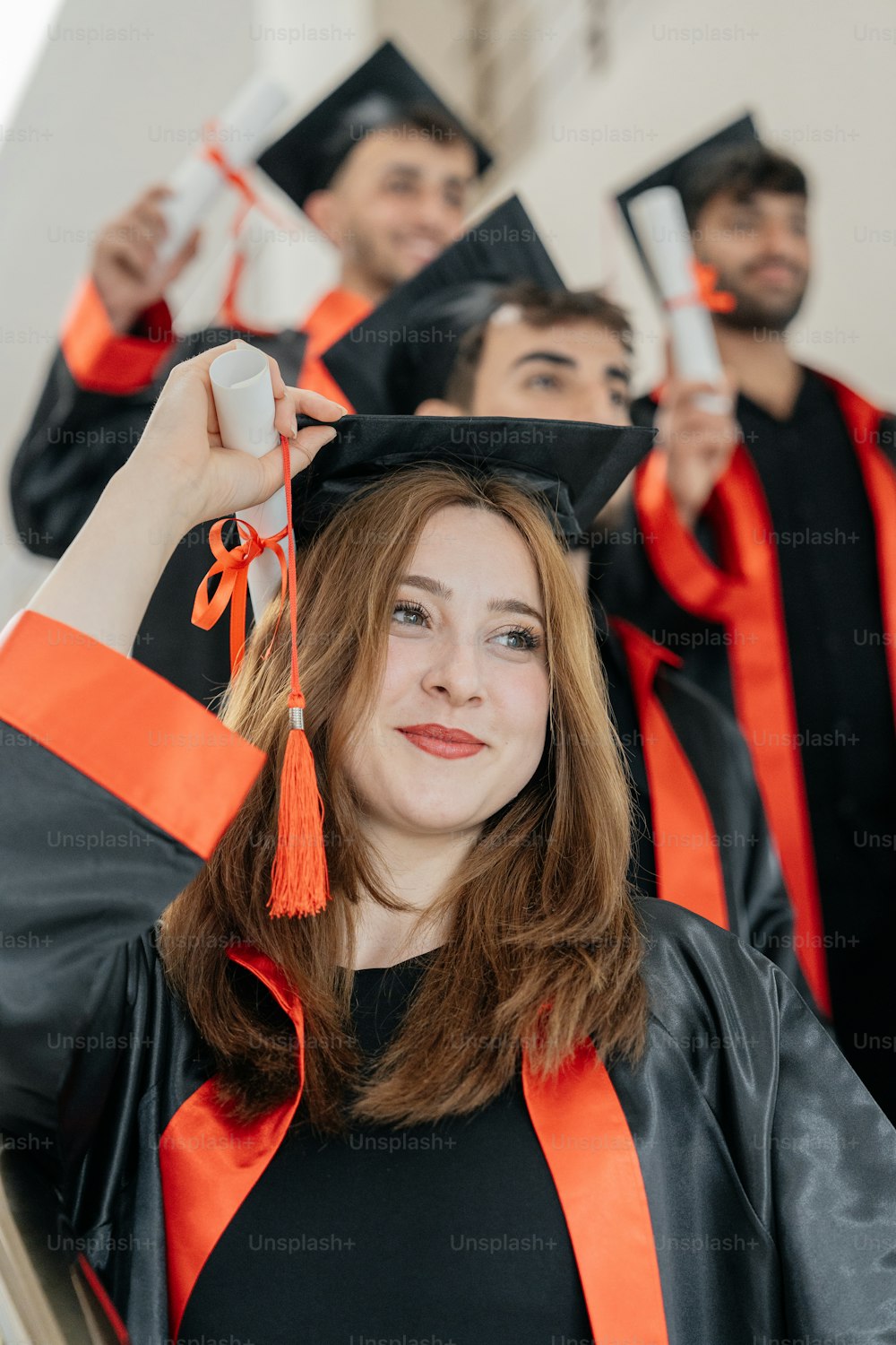 une femme en casquette et toge de graduation
