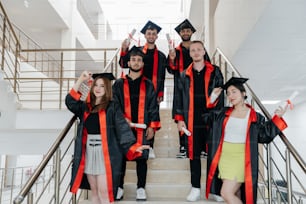 Eine Gruppe von Menschen in Abschlusskleidern posiert für ein Foto