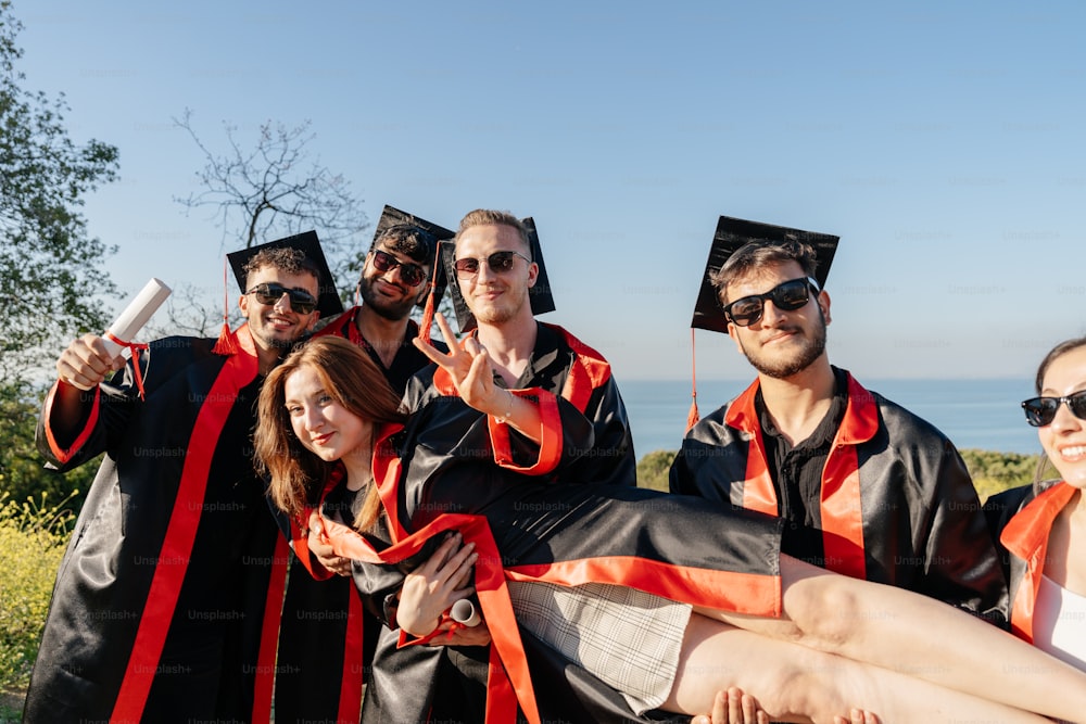 un groupe de diplômés posant pour une photo