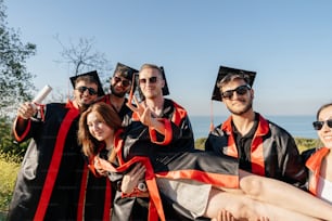 Un grupo de graduados posando para una foto