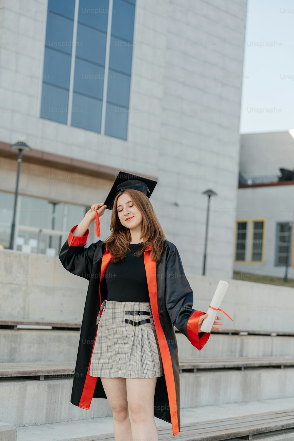 una donna in un berretto e un abito da laurea