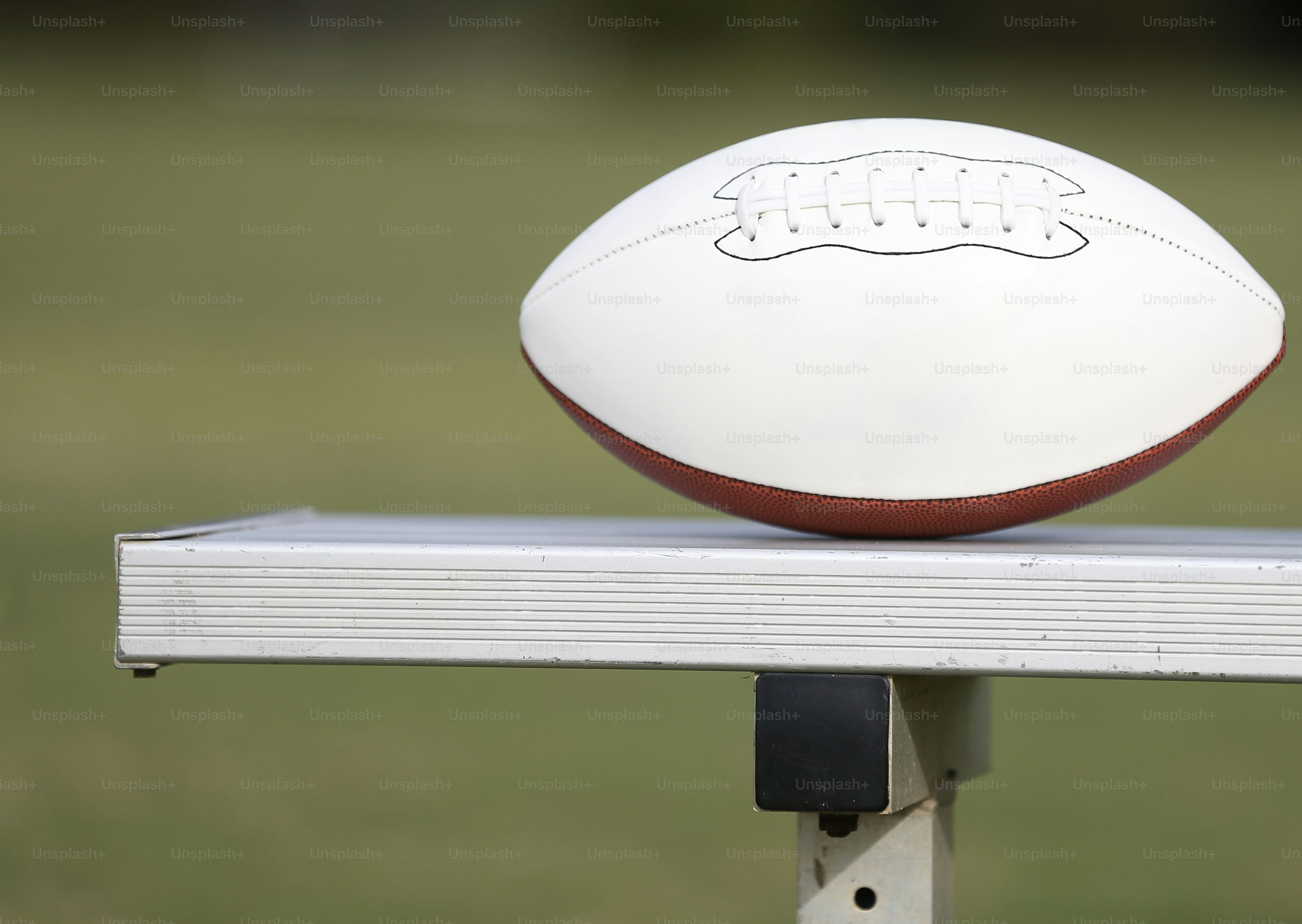 ベンチの上に座っているサッカーボールの接写