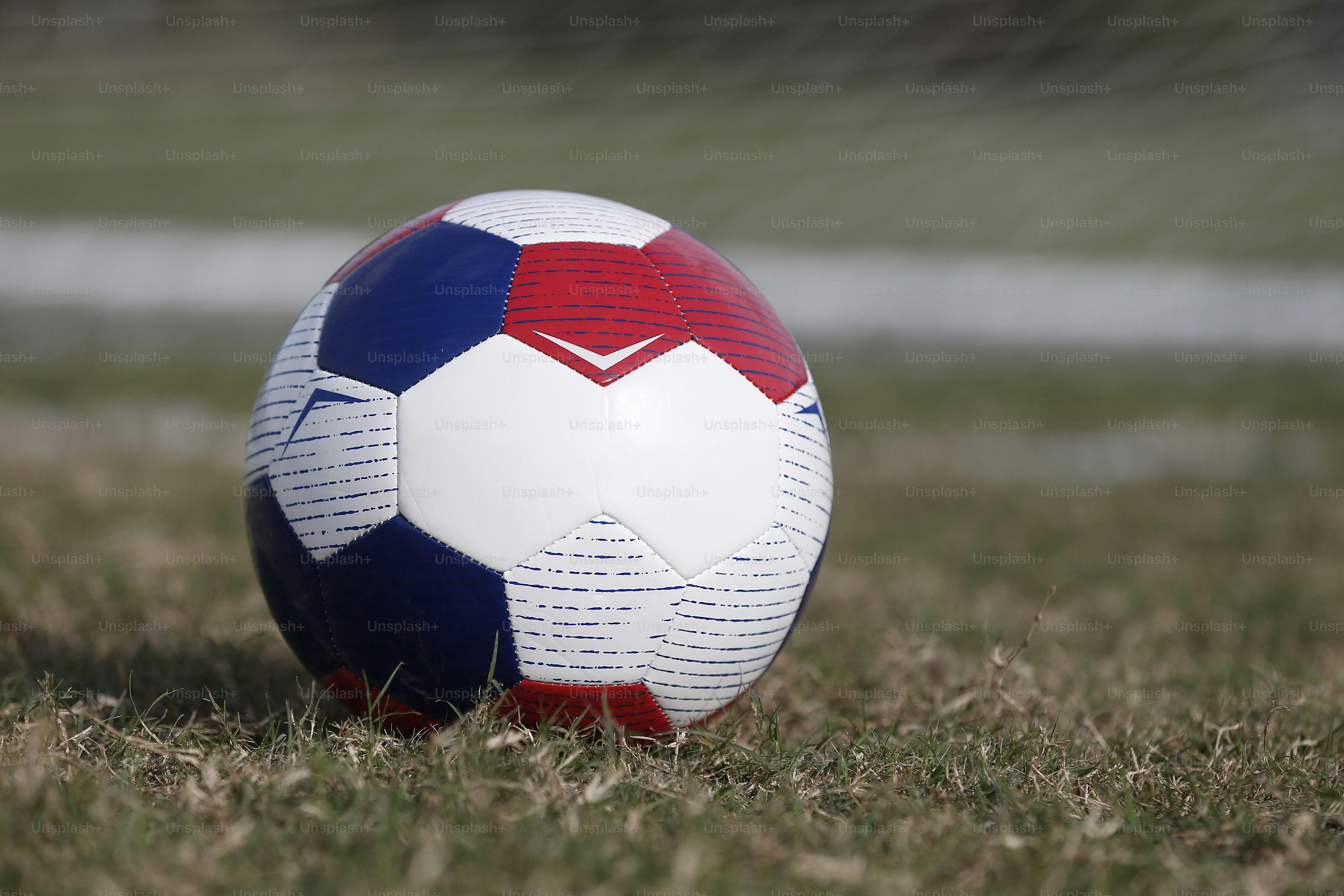 芝生の中のサッカーボールの接写