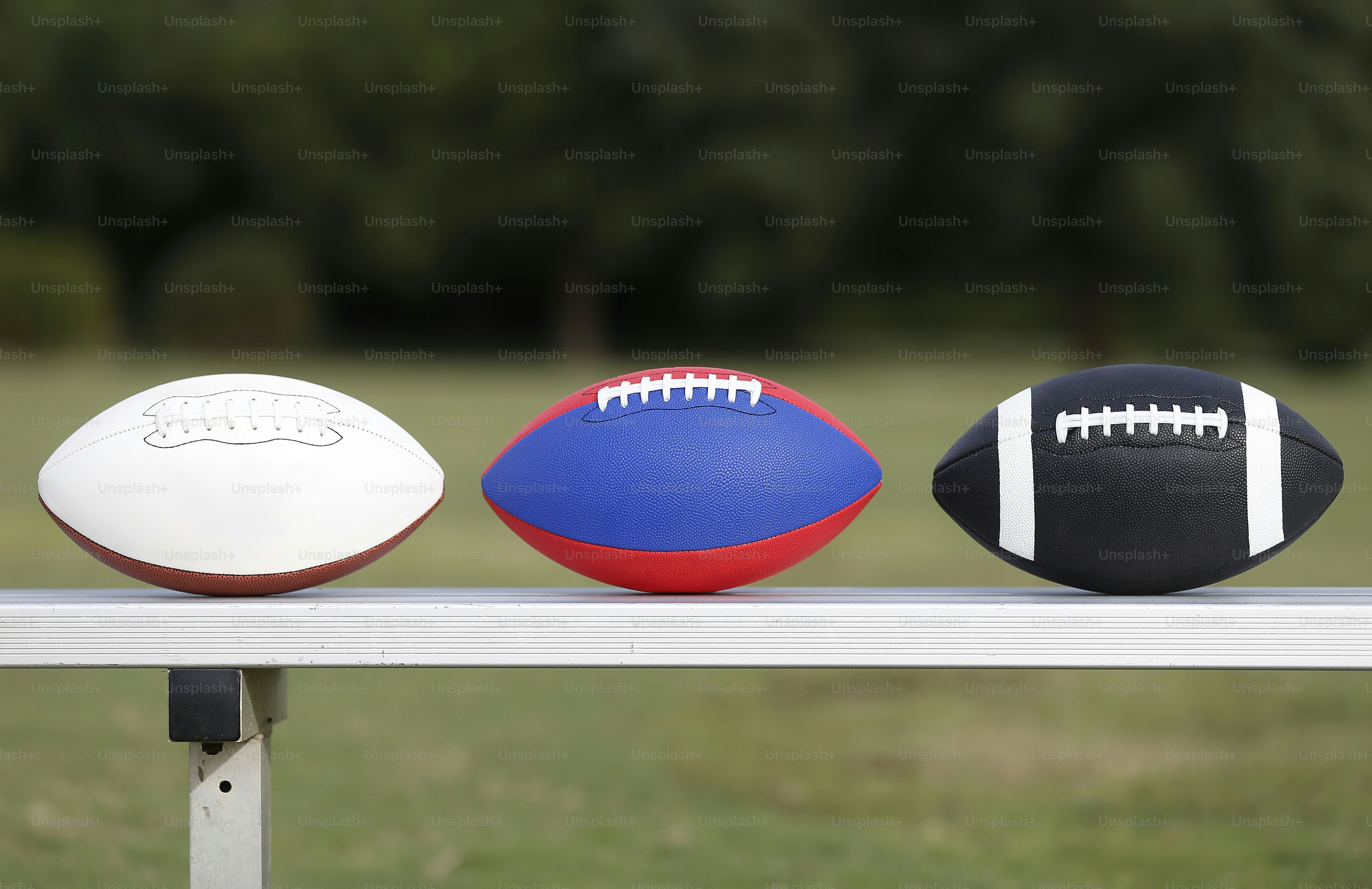 ベンチに鎮座する3種類のサッカーボール