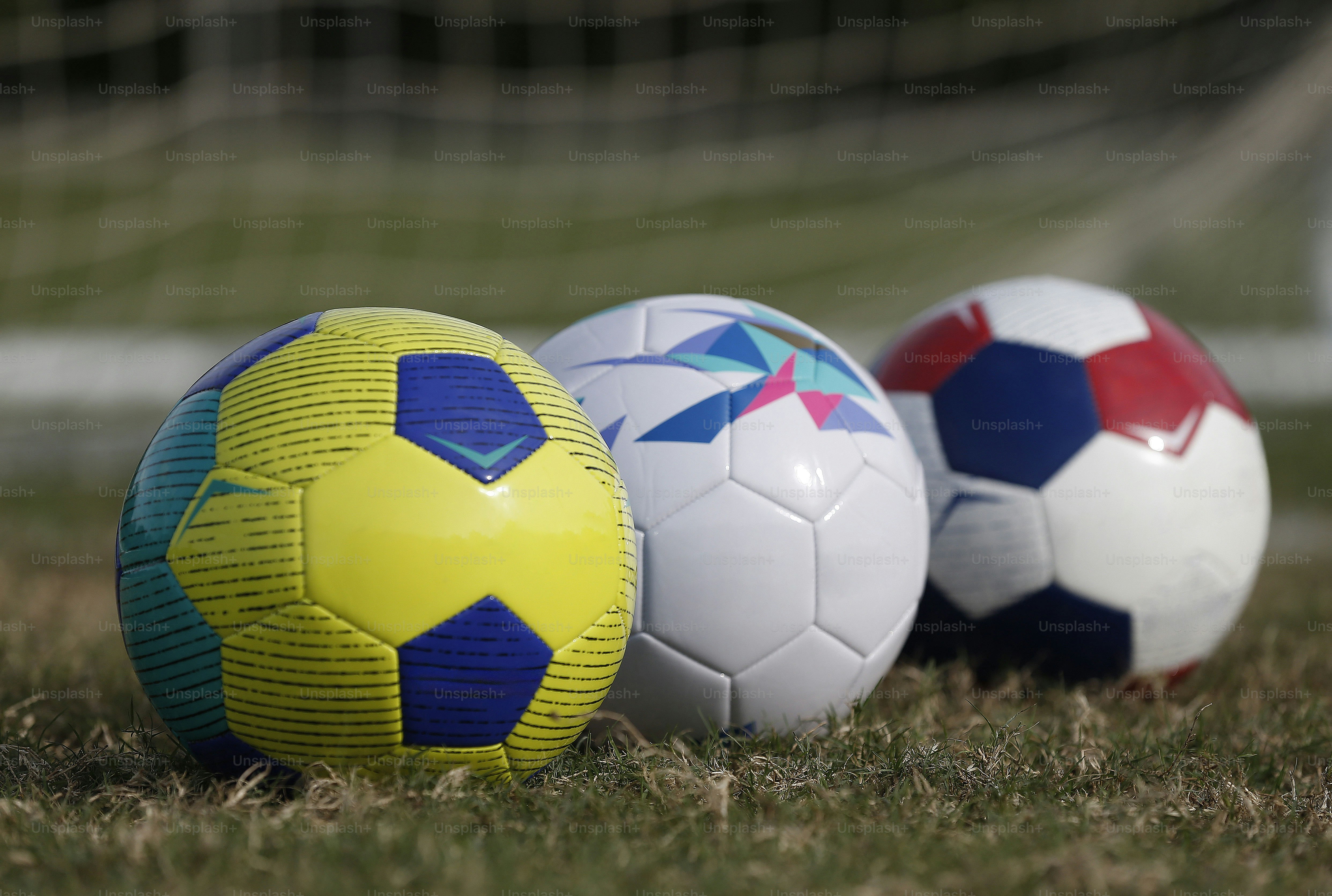 サッカー場に置かれた3つのサッカーボール