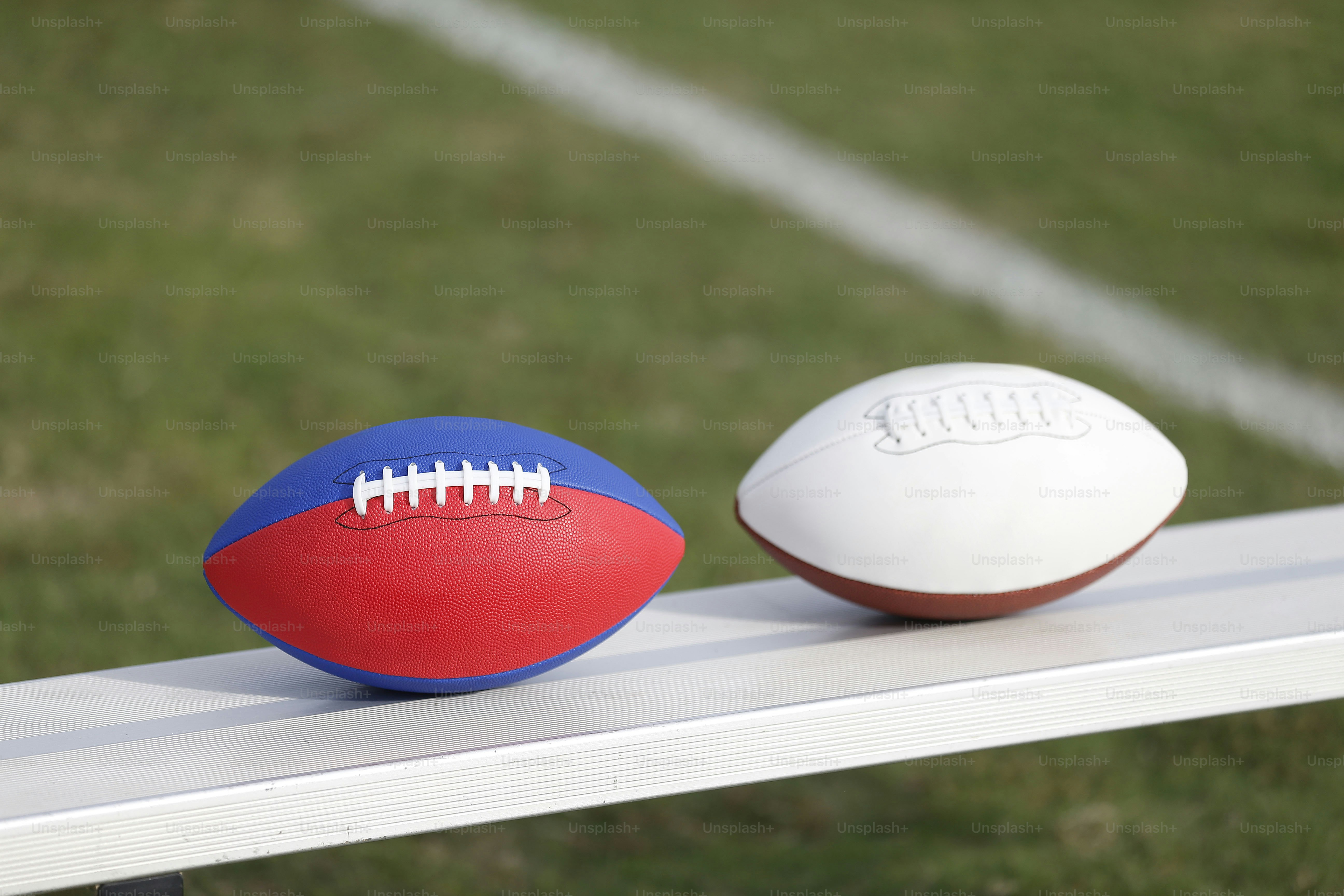 サッカーボールとベンチに座っているサッカーボール