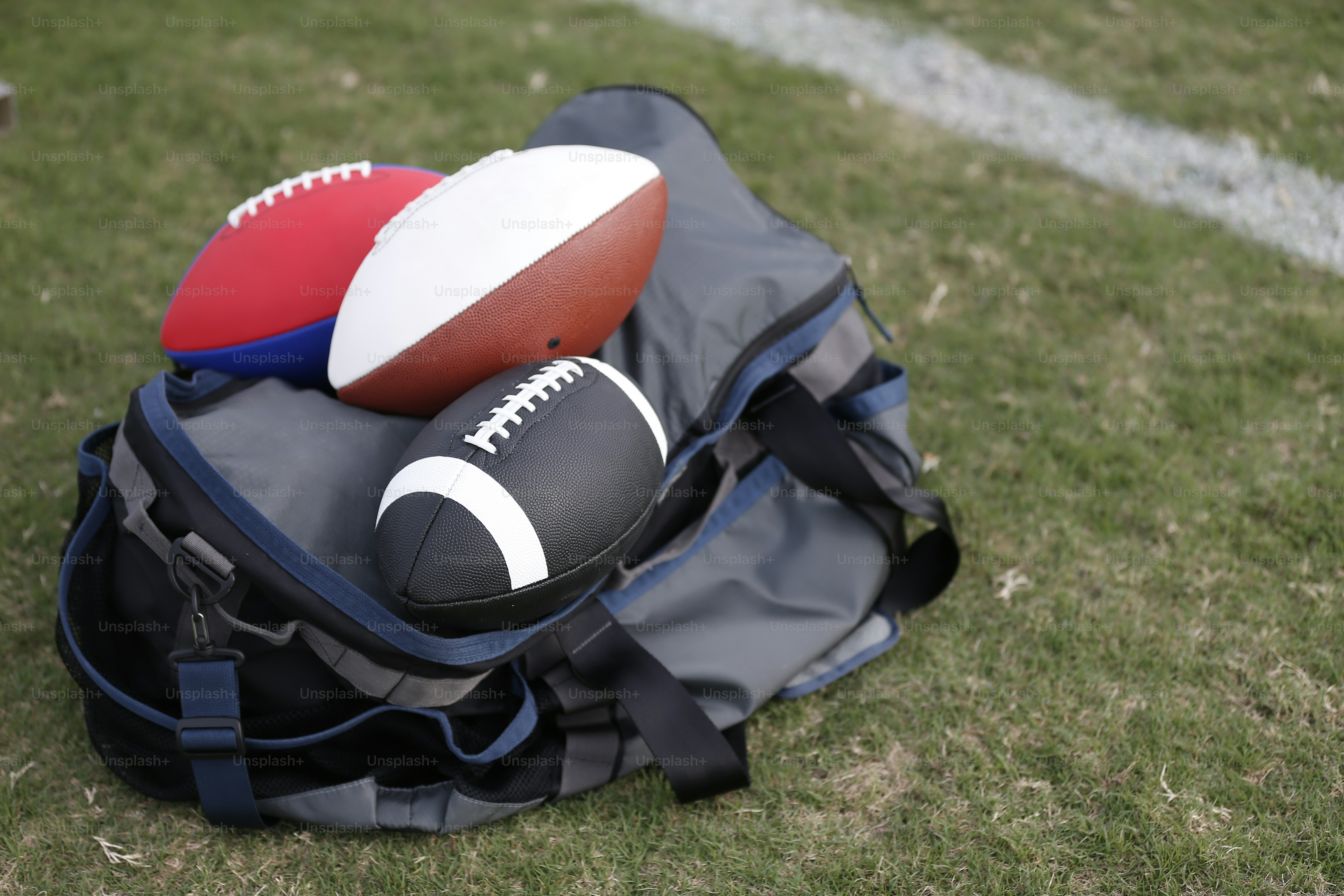 uma bola de futebol, uma bola de futebol e uma bola de futebol em um saco de babados