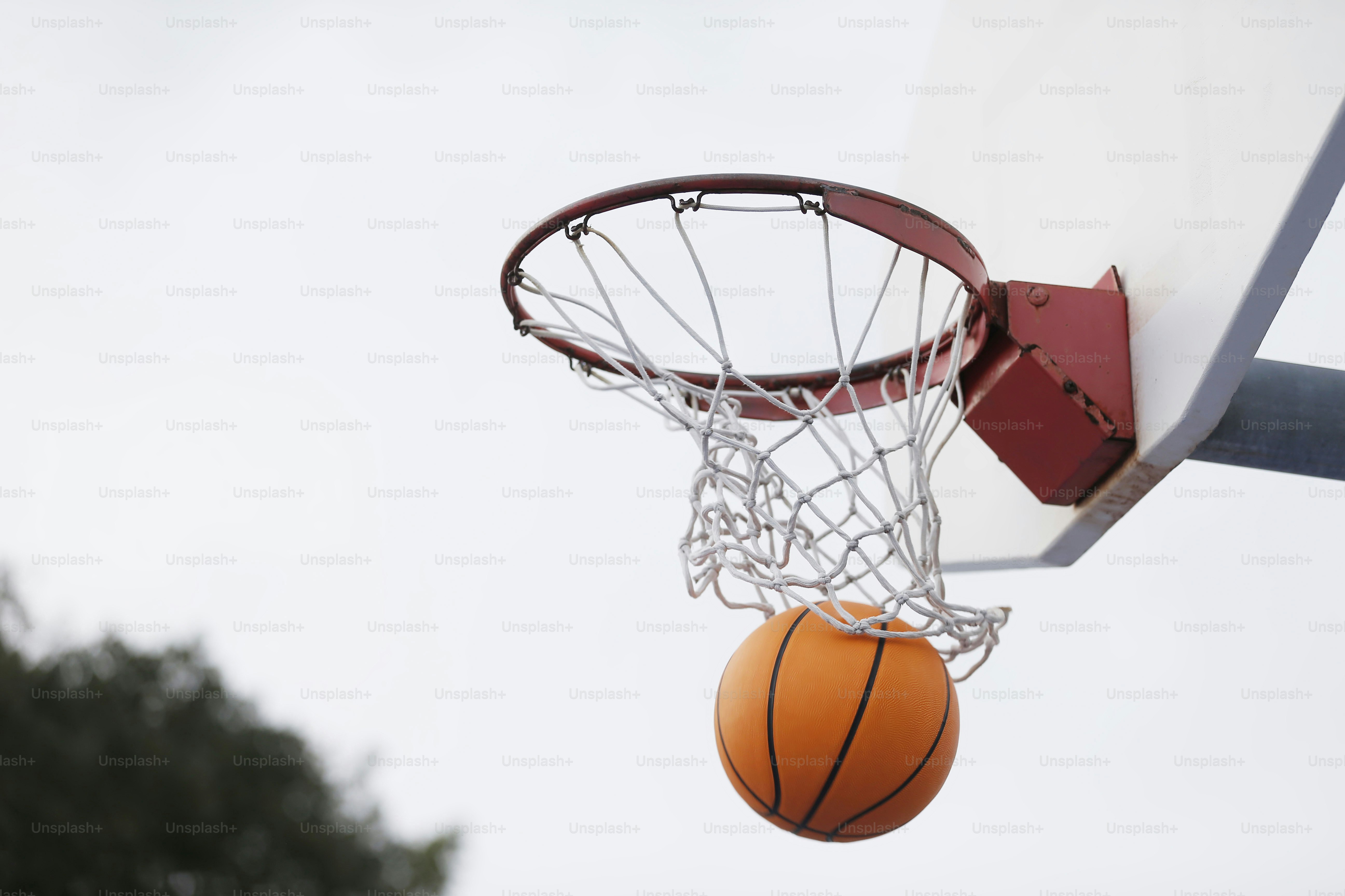 Ein Basketball geht durch das Netz eines Basketballkorbs