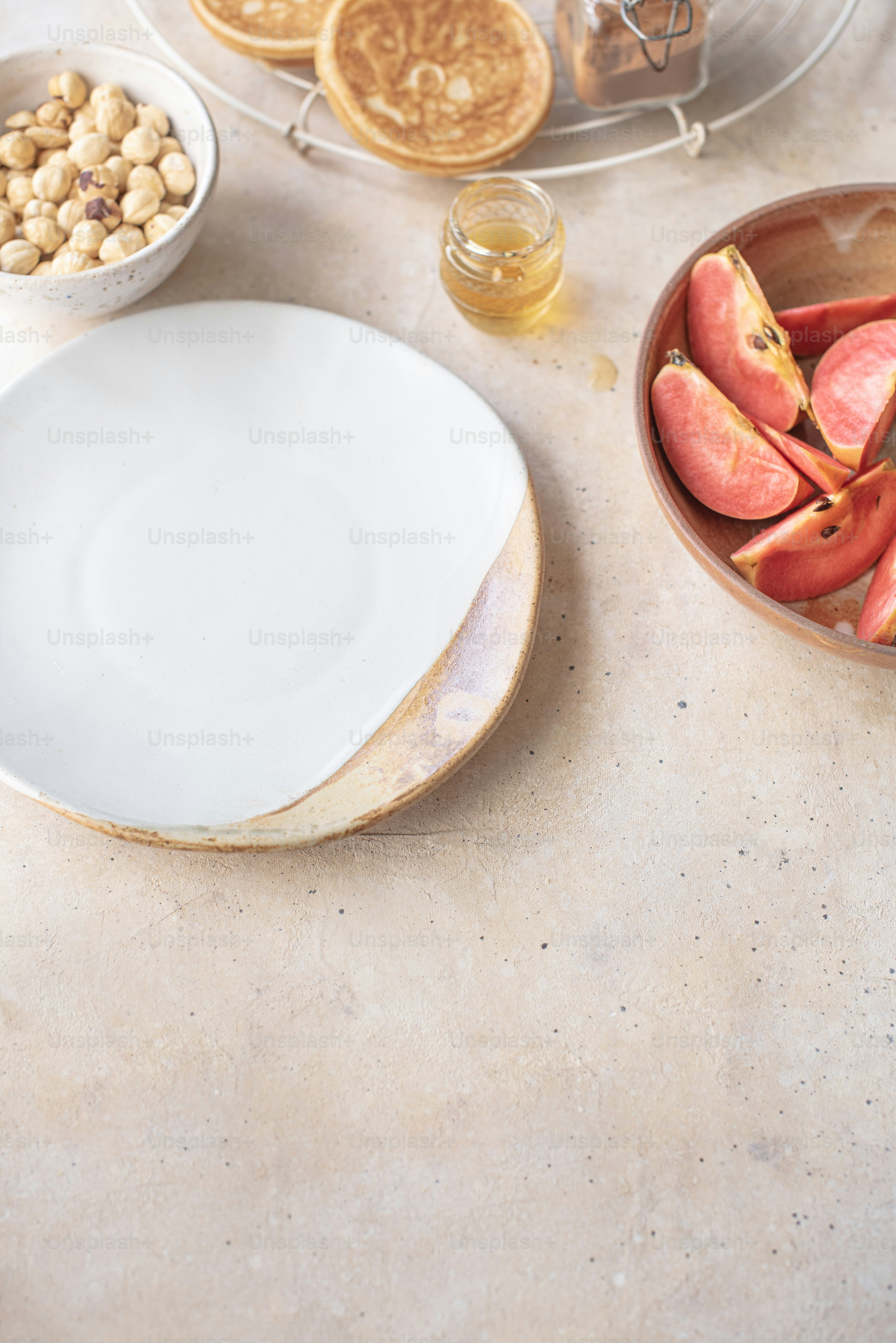 uma mesa coberta com pratos e tigelas de comida