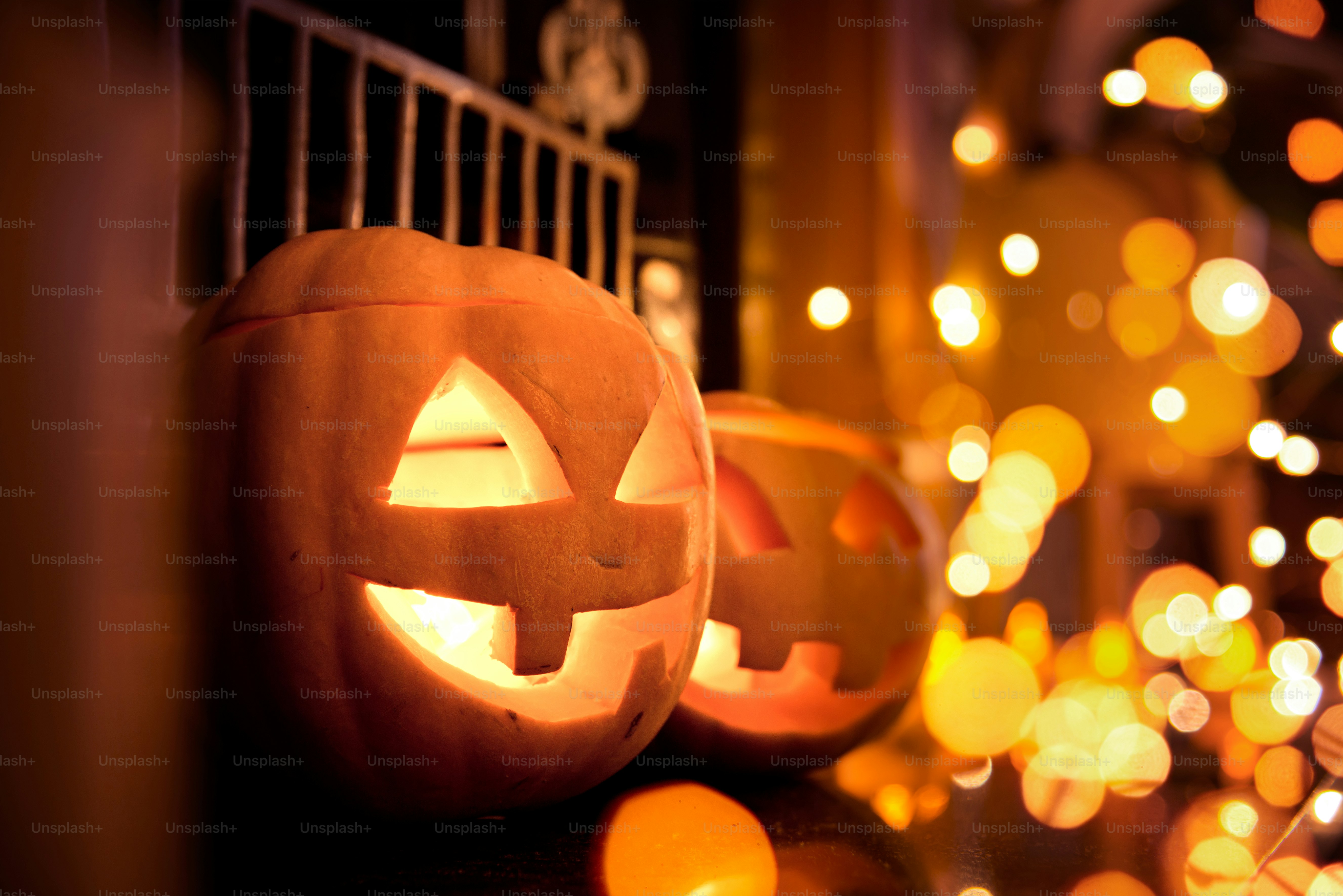 Zucche di Halloween a casa su un camino con luci scintillanti. Accogliente sfondo autunnale.
