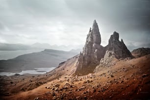 スコットランドのスカイ島には、ドラマチックで美しい険しい荒野の風景があり、世界中から観光客を魅了しています。これがストーの岩層です。