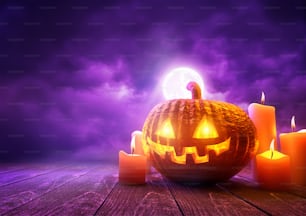 Una zucca incandescente Jack-O-Lantern su sfondo cielo viola ad Halloween, illustrazione a tecnica mista.