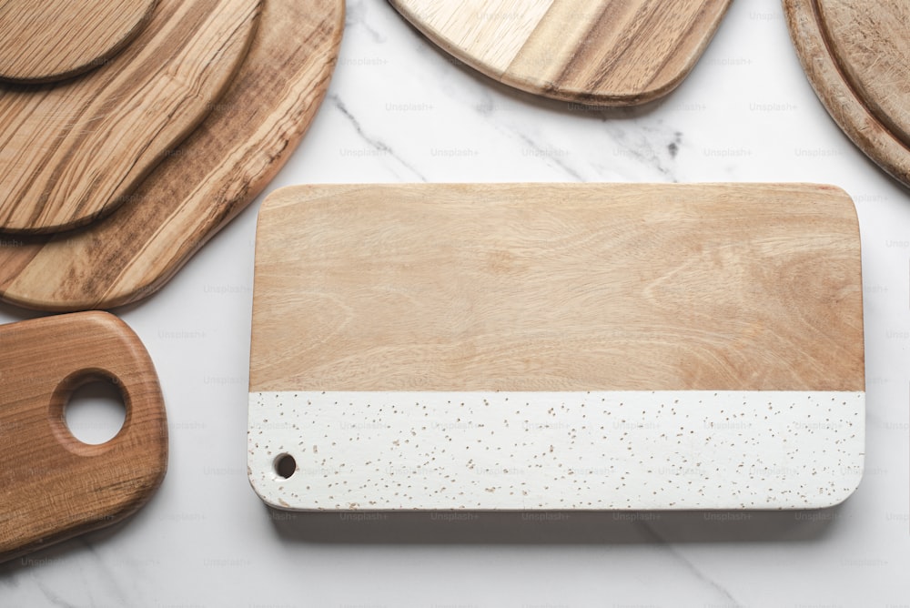une planche à découper en bois posée sur un comptoir blanc