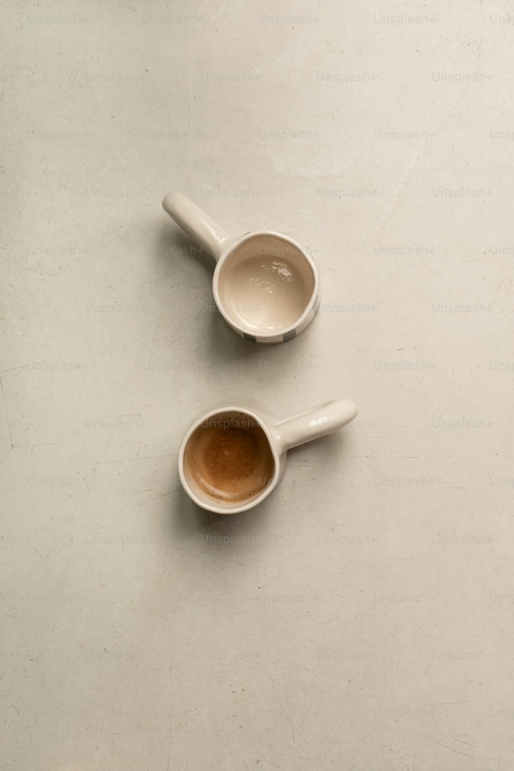 due tazze di caffè sedute sopra un tavolo