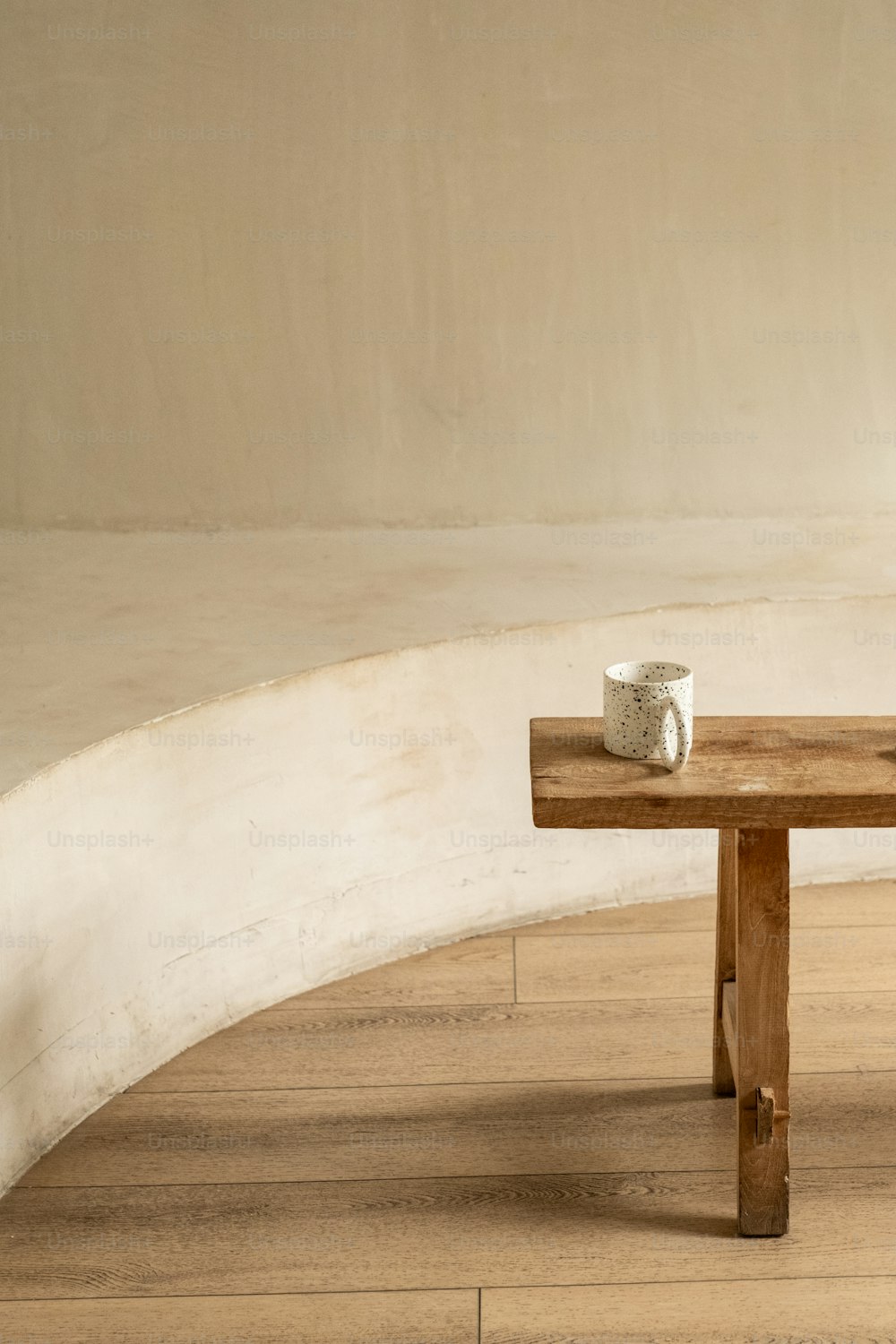 une table en bois surmontée d’un vase
