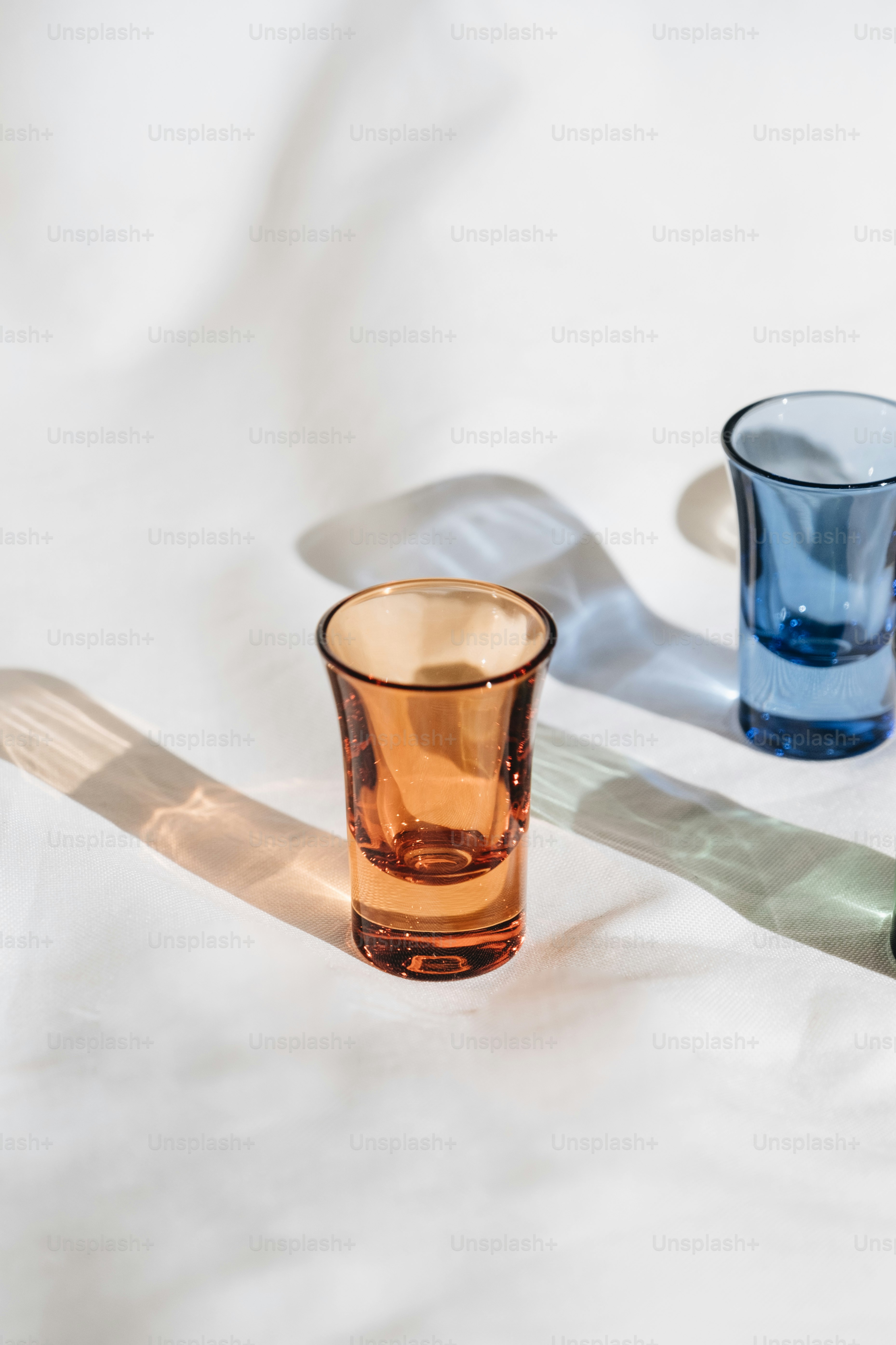 un paio di bicchieri seduti sopra un tavolo