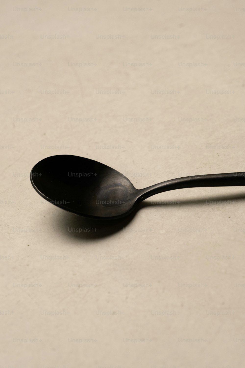 un cucchiaio nero seduto sopra un tavolo