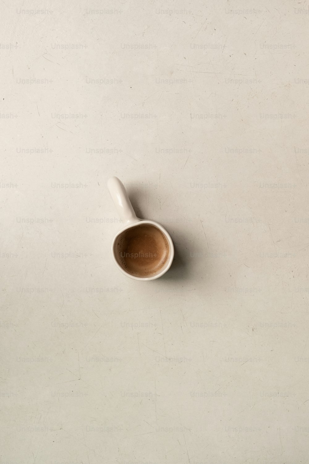 uma xícara de café sentada em cima de uma mesa