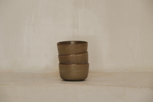 카운터 위에 놓인 세 개의 컵 더미