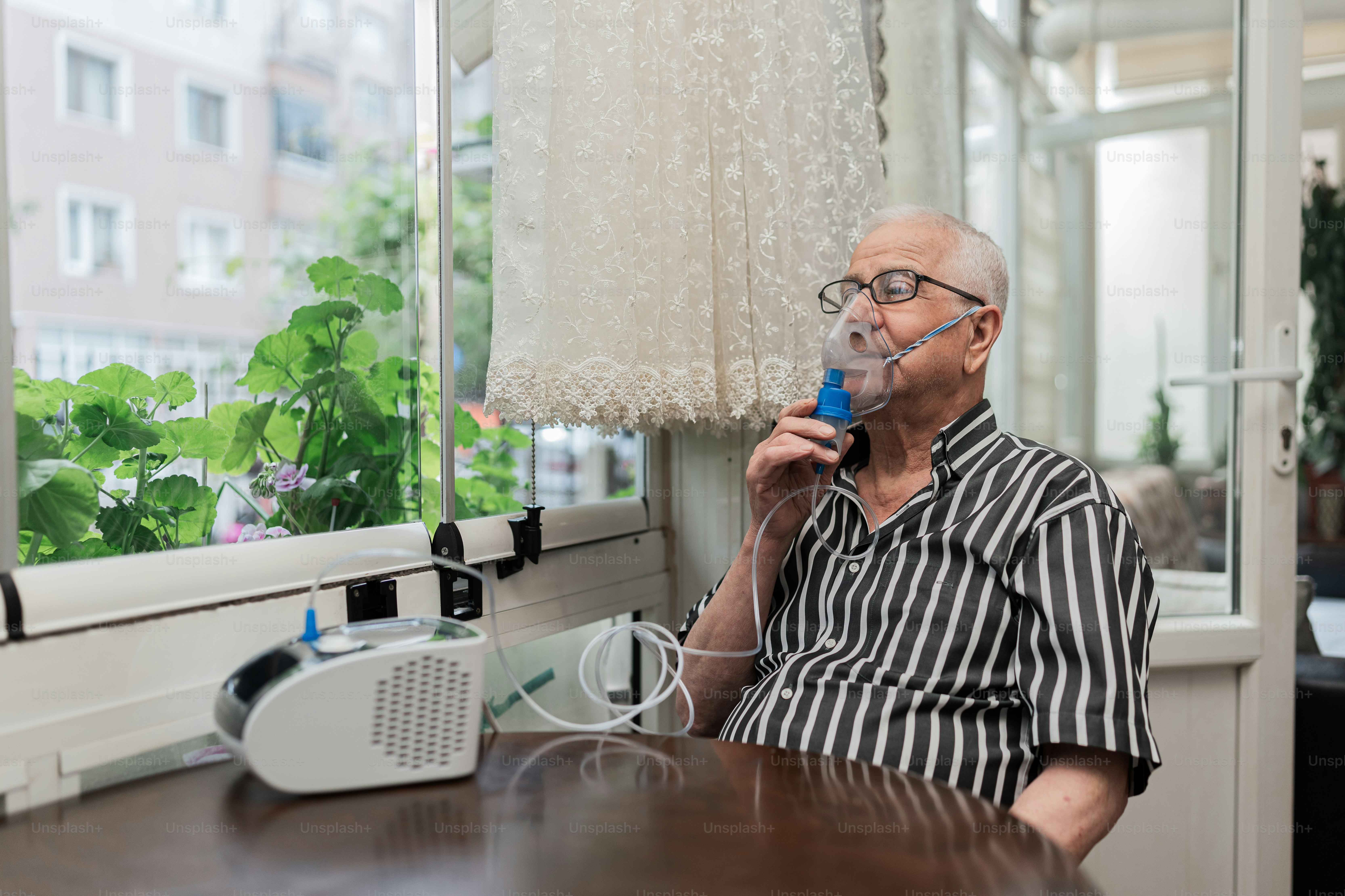 Un hombre sentado en una mesa fumando un cigarrillo