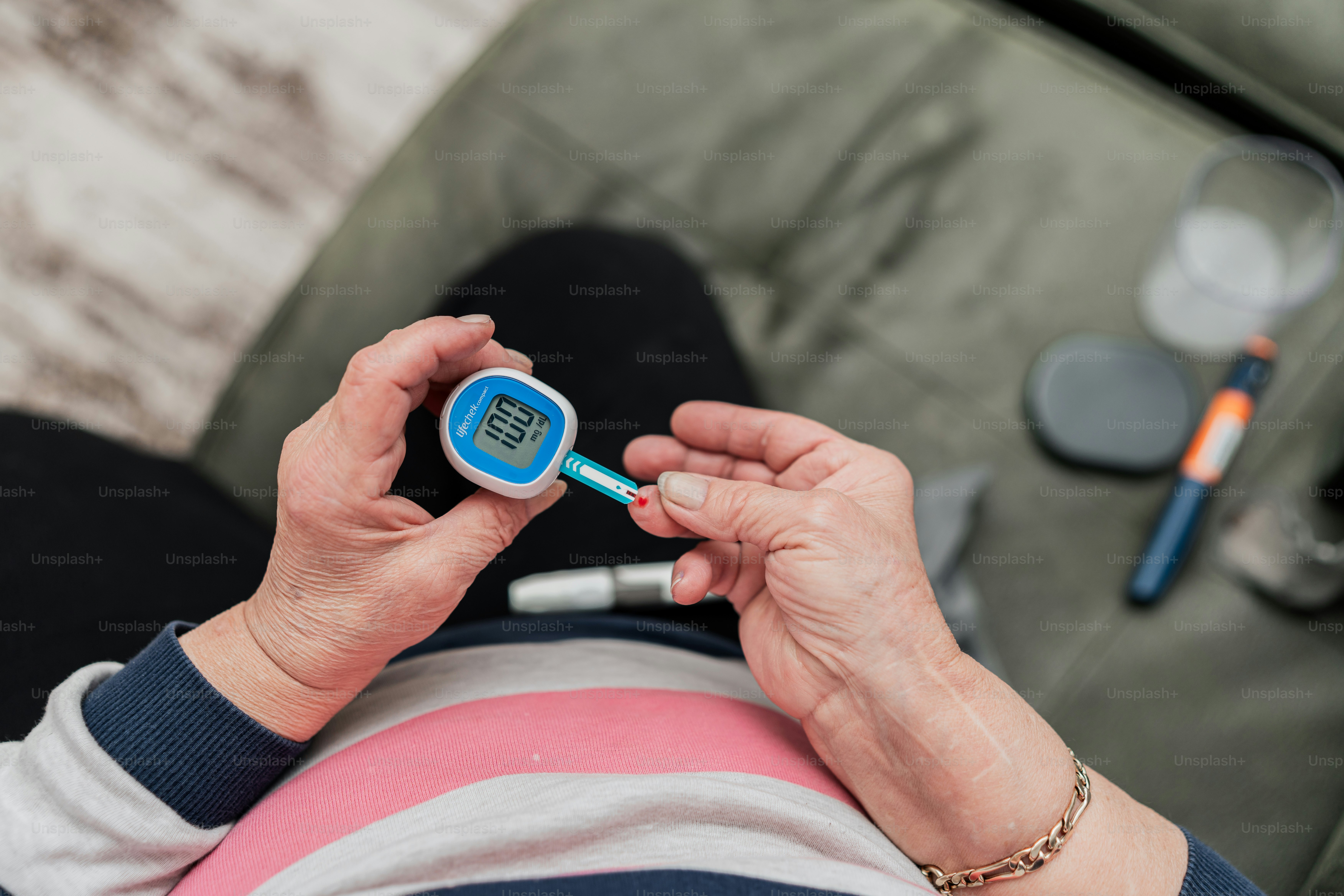 una mujer sosteniendo un termómetro en sus manos