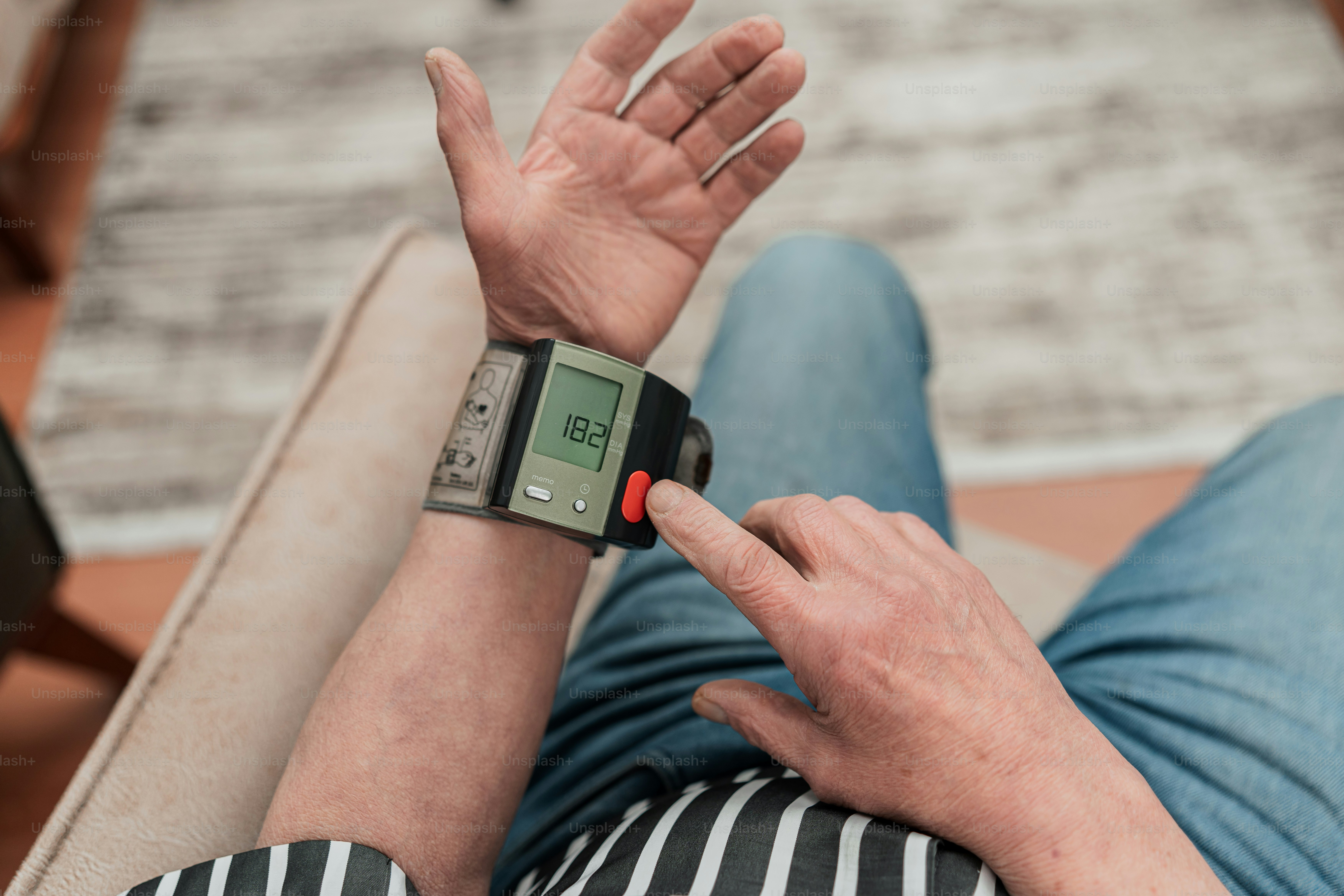 una persona sentada en un sofá con un reloj de pulsera