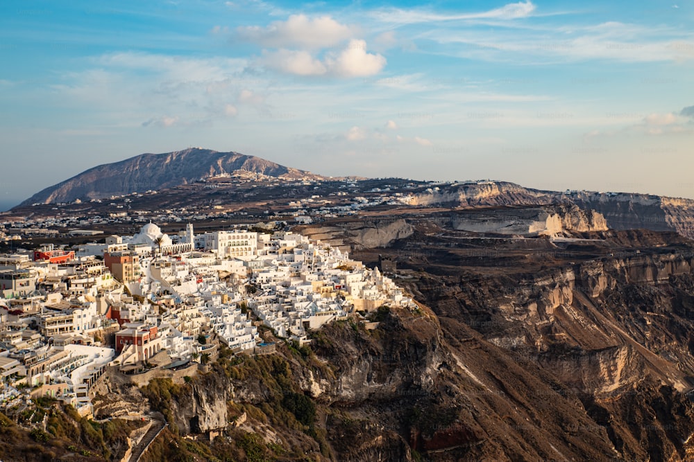 uma vista de uma cidade em um lado da montanha