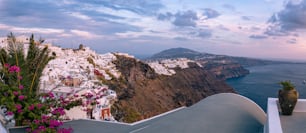 une vue panoramique d’une ville au bord d’une falaise