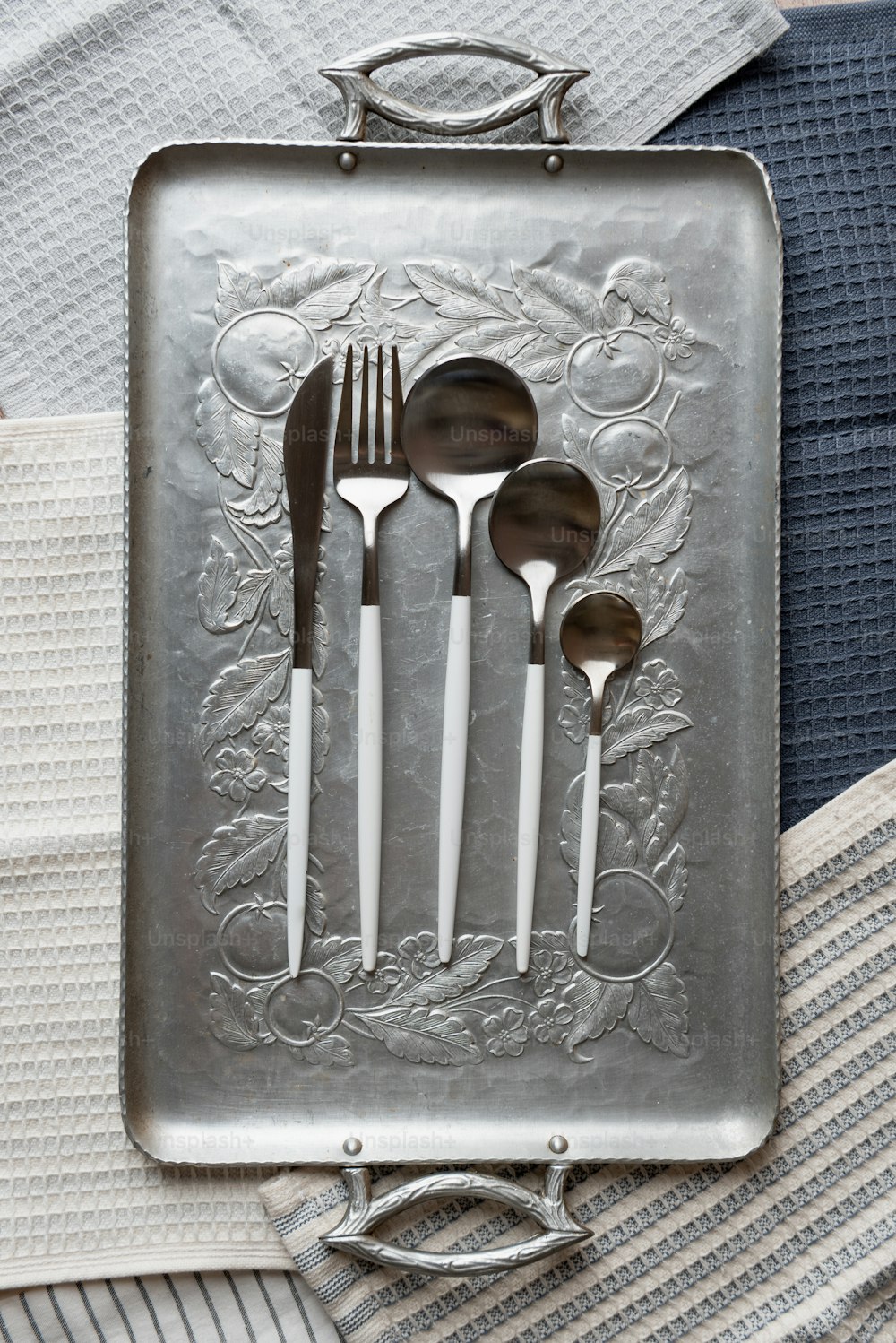 un vassoio di metallo con cucchiai e cucchiai