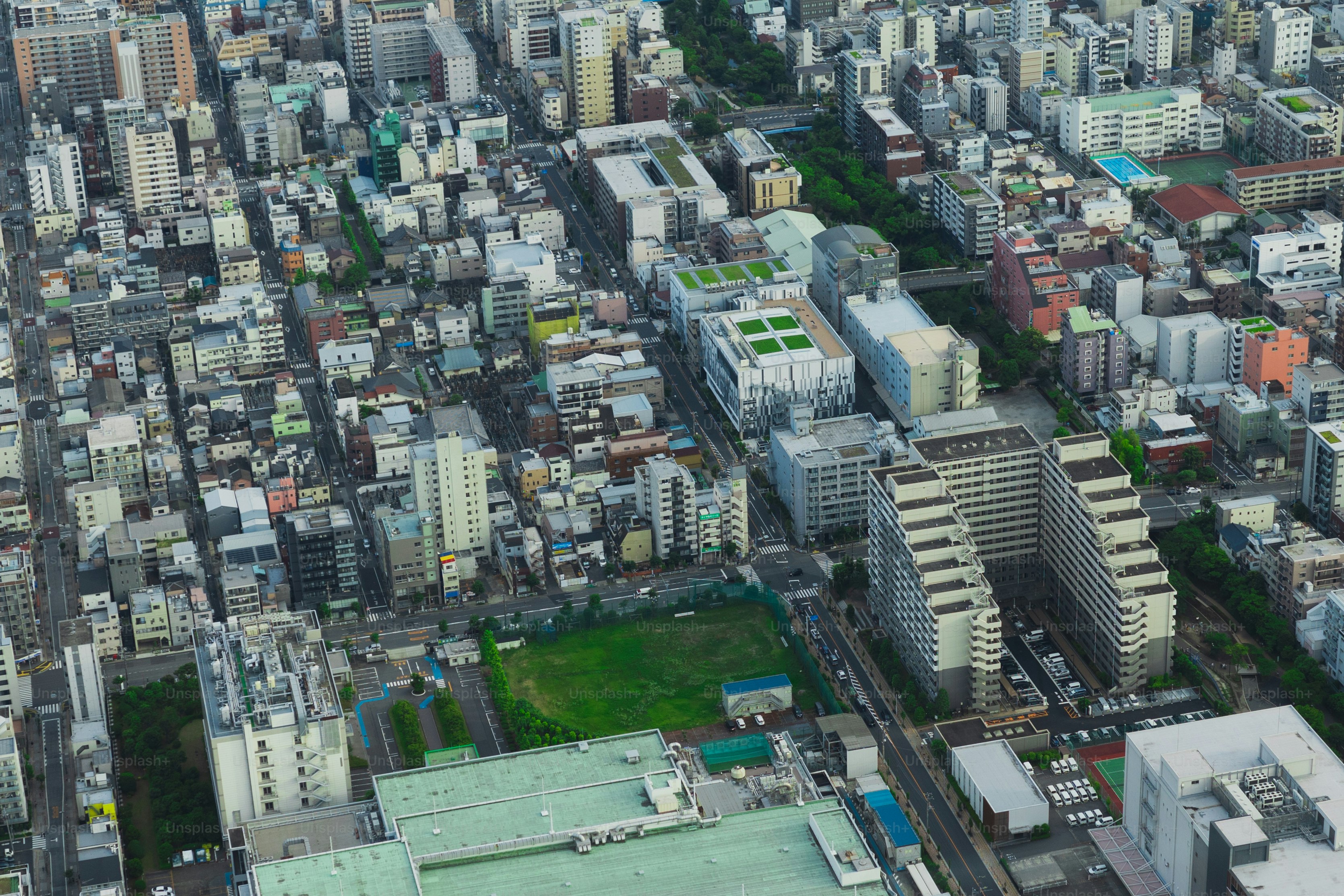 Una veduta aerea di una città con molti edifici alti