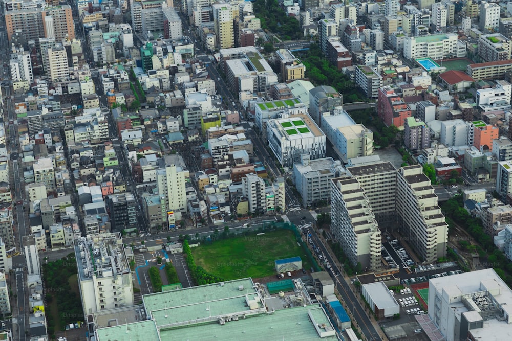 高層ビルが立ち並ぶ街の航空写真