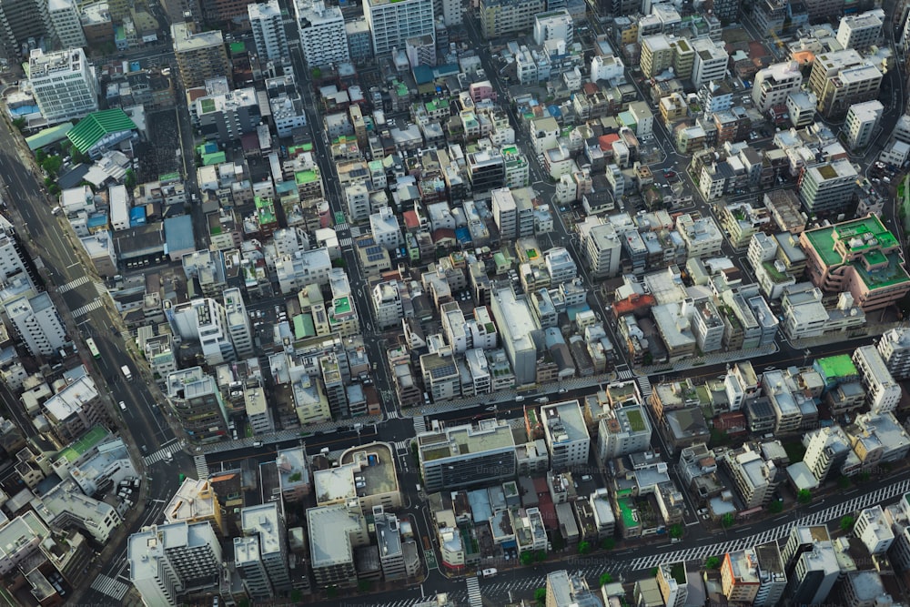 高層ビルが立ち並ぶ街の航空写真