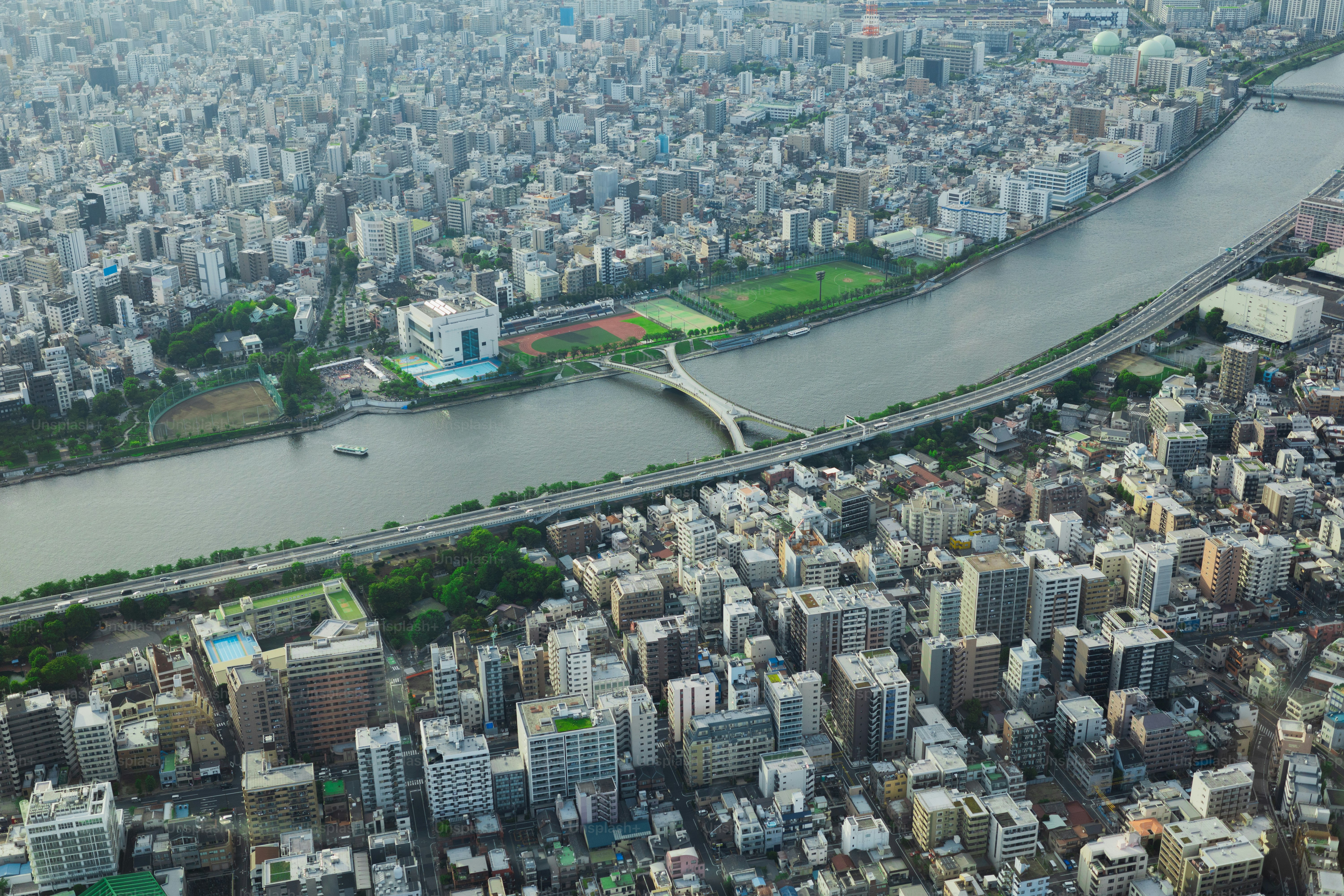 Una veduta aerea di una città attraversata da un fiume
