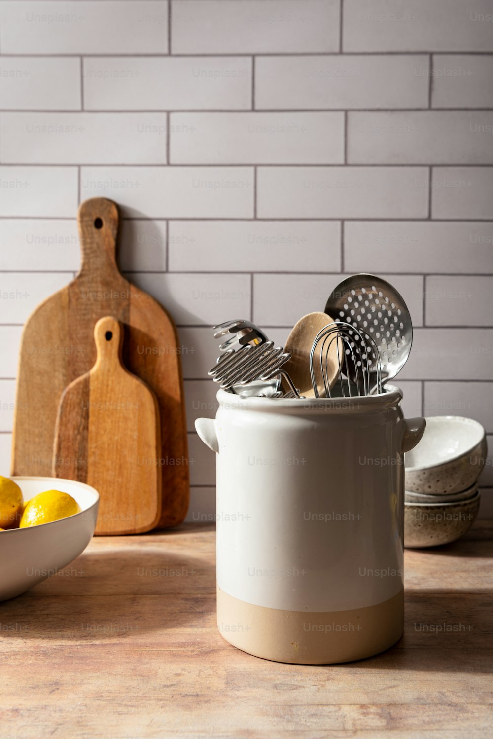 un bancone della cucina con una ciotola di limoni e un tagliere