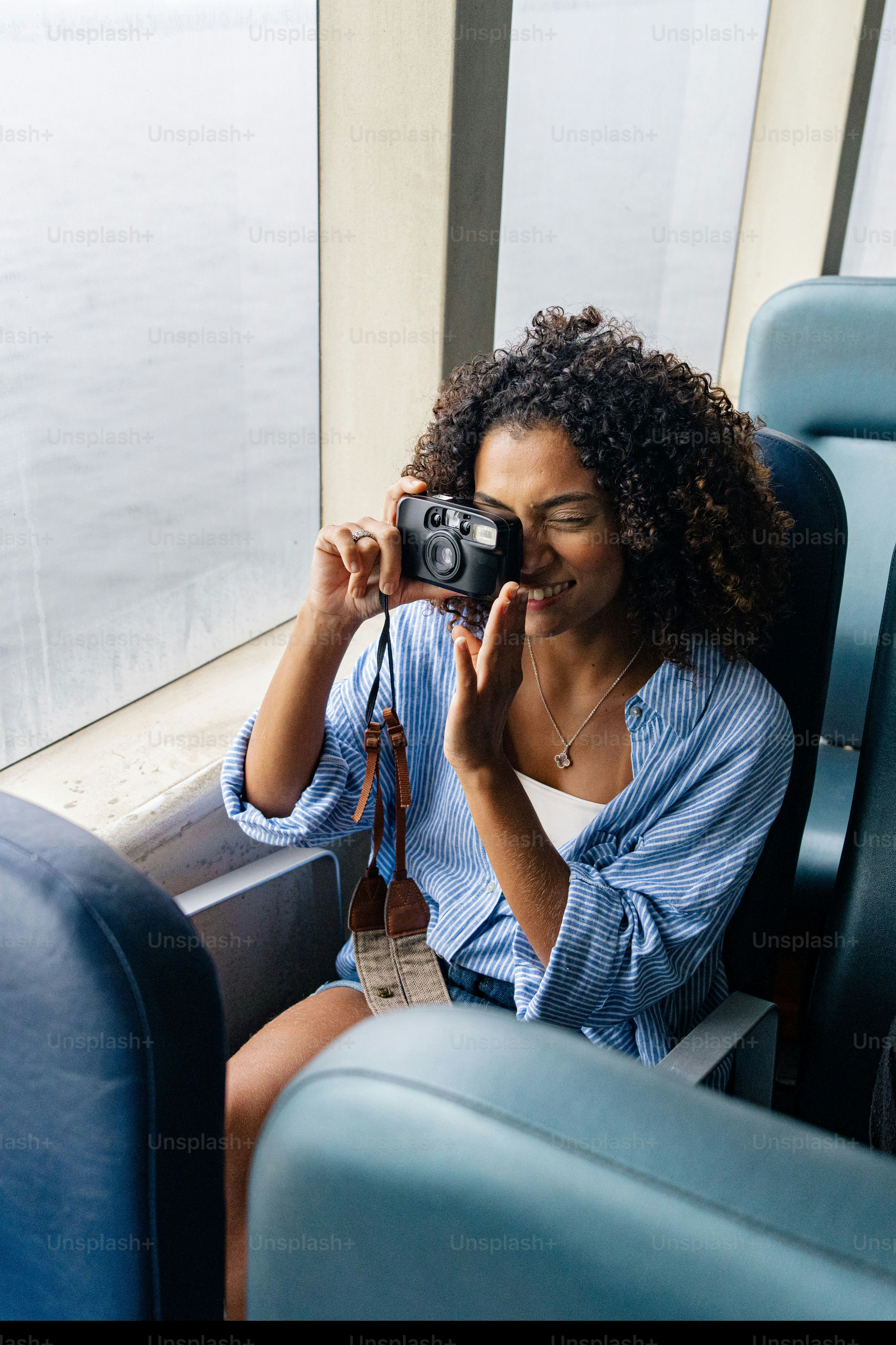 una donna che scatta una foto di se stessa con una macchina fotografica