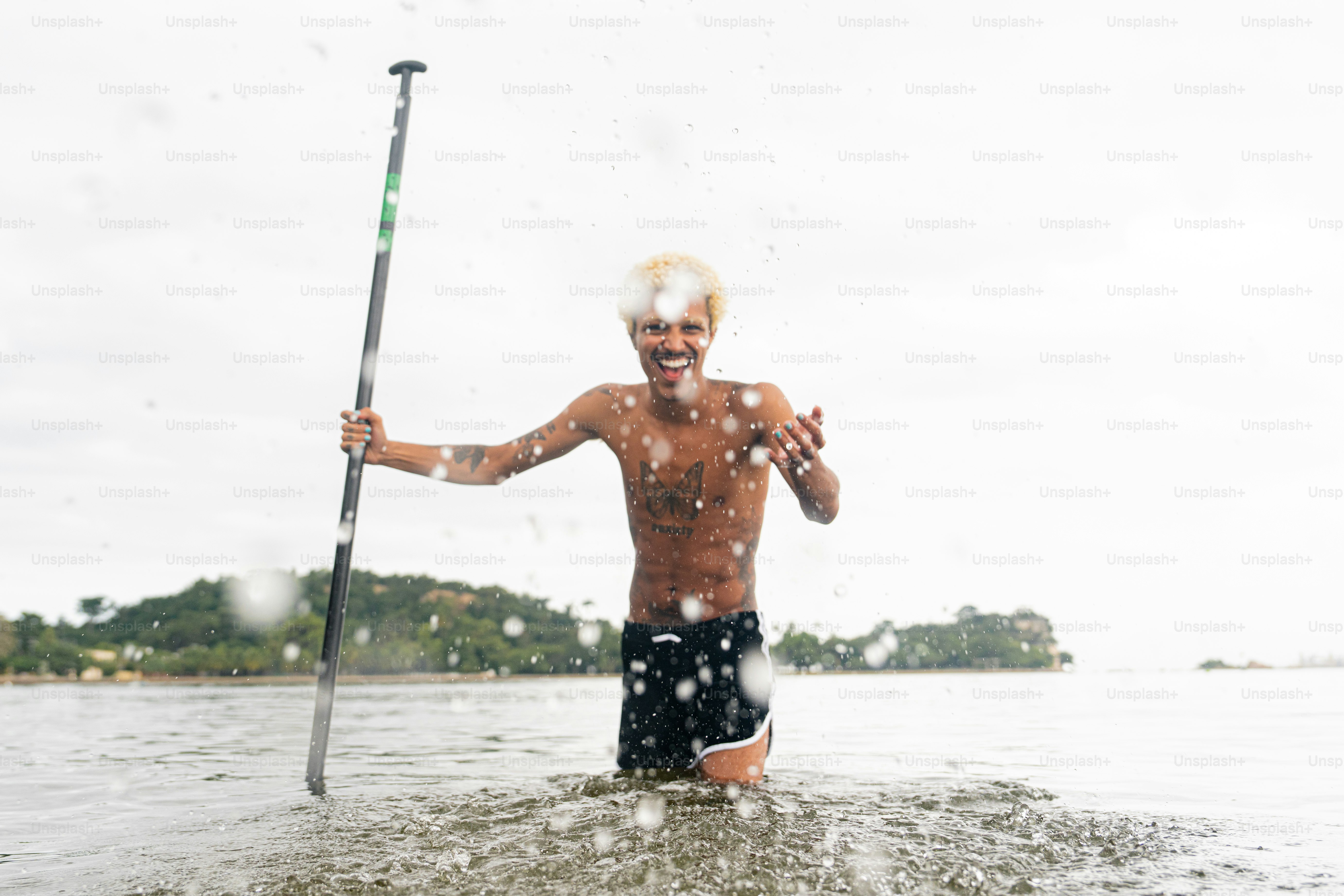 ein Mann, der auf einem Boot im Wasser steht