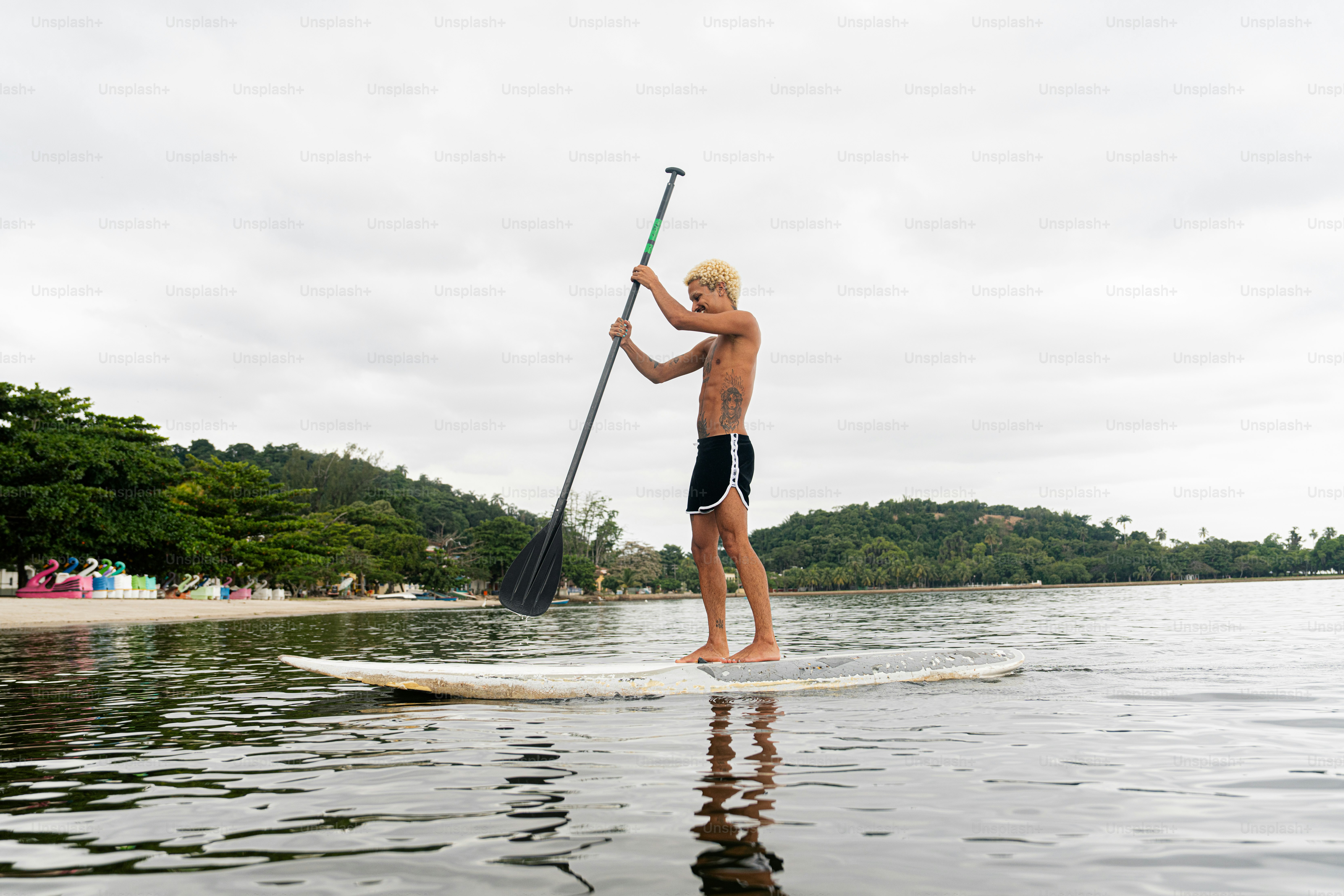 ein Mann, der auf einem Paddelbrett im Wasser steht