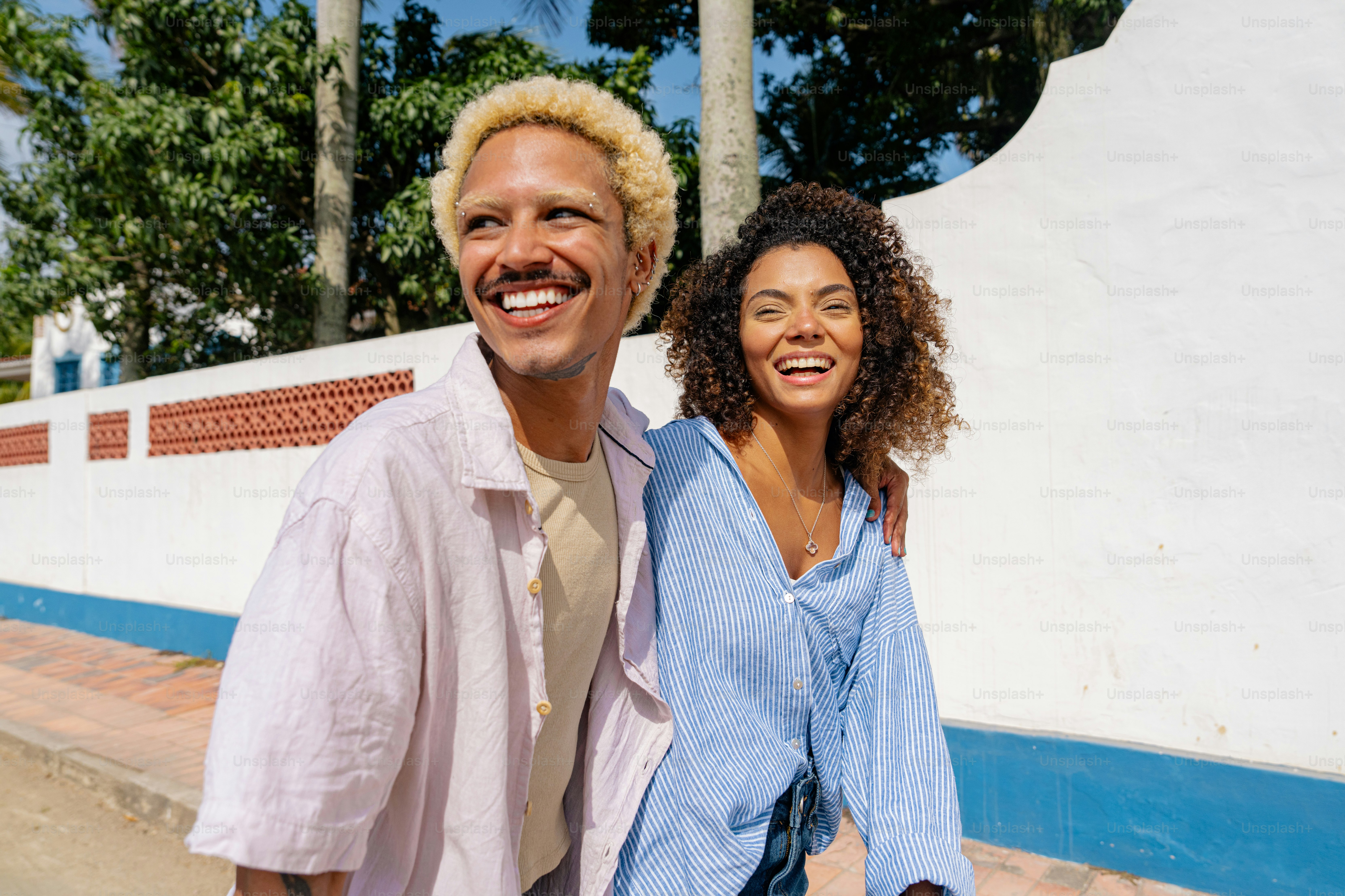 거리를 걷고 있는 남자와 여자