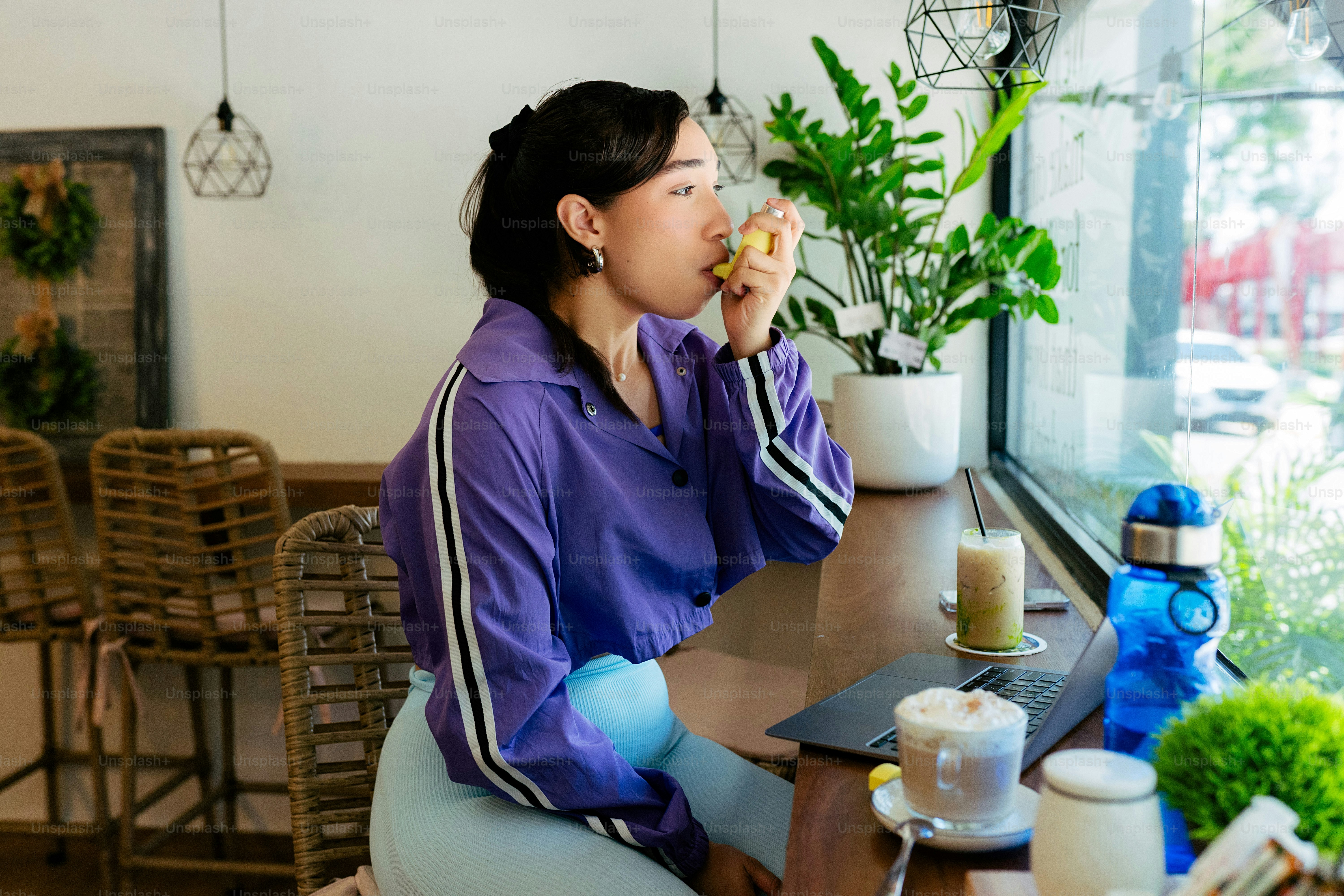 Eine Frau, die an einem Tisch sitzt und Essen isst