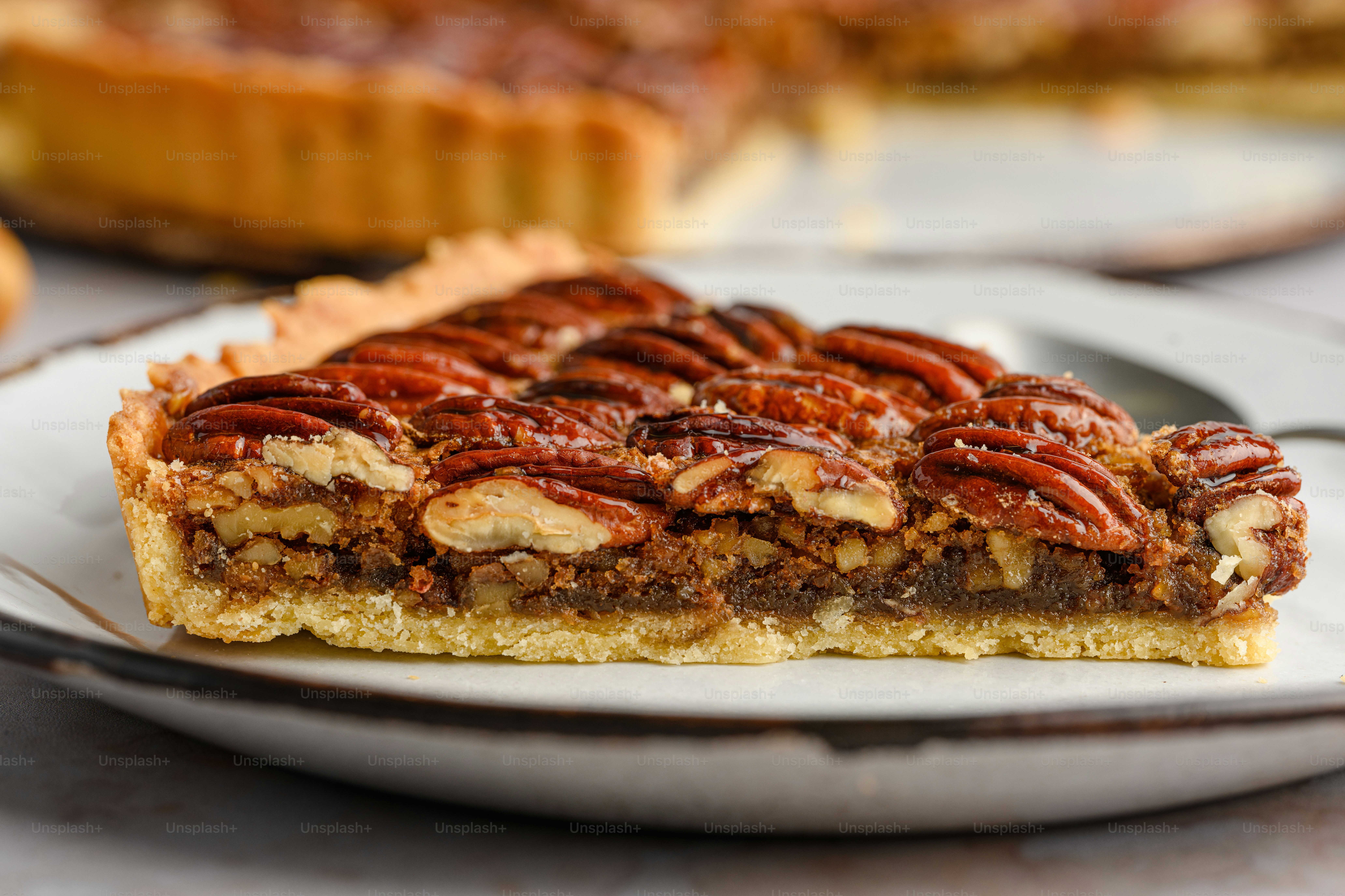 uma fatia de torta de noz pecã em um prato