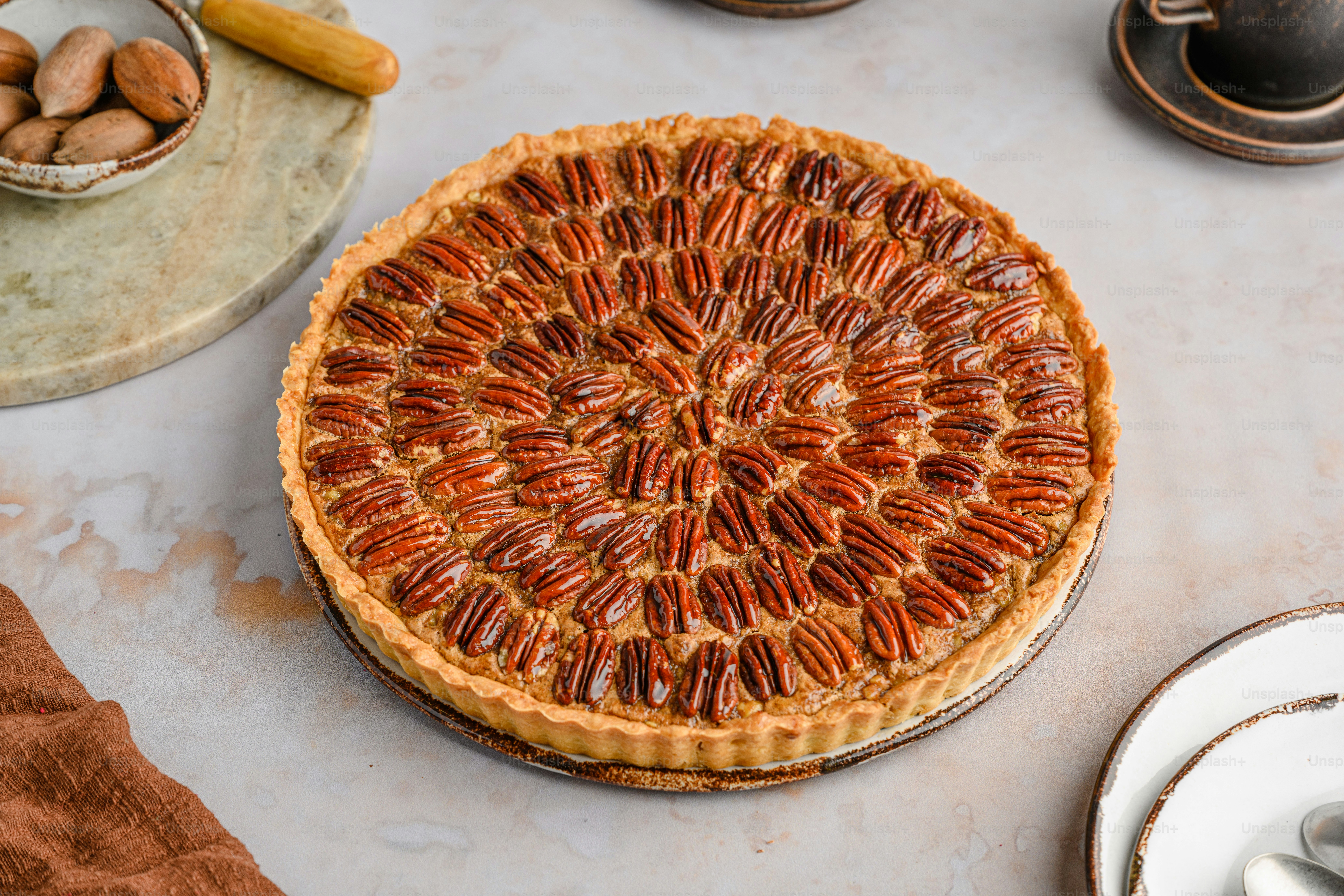 uma torta de noz pecã sentada em cima de uma mesa
