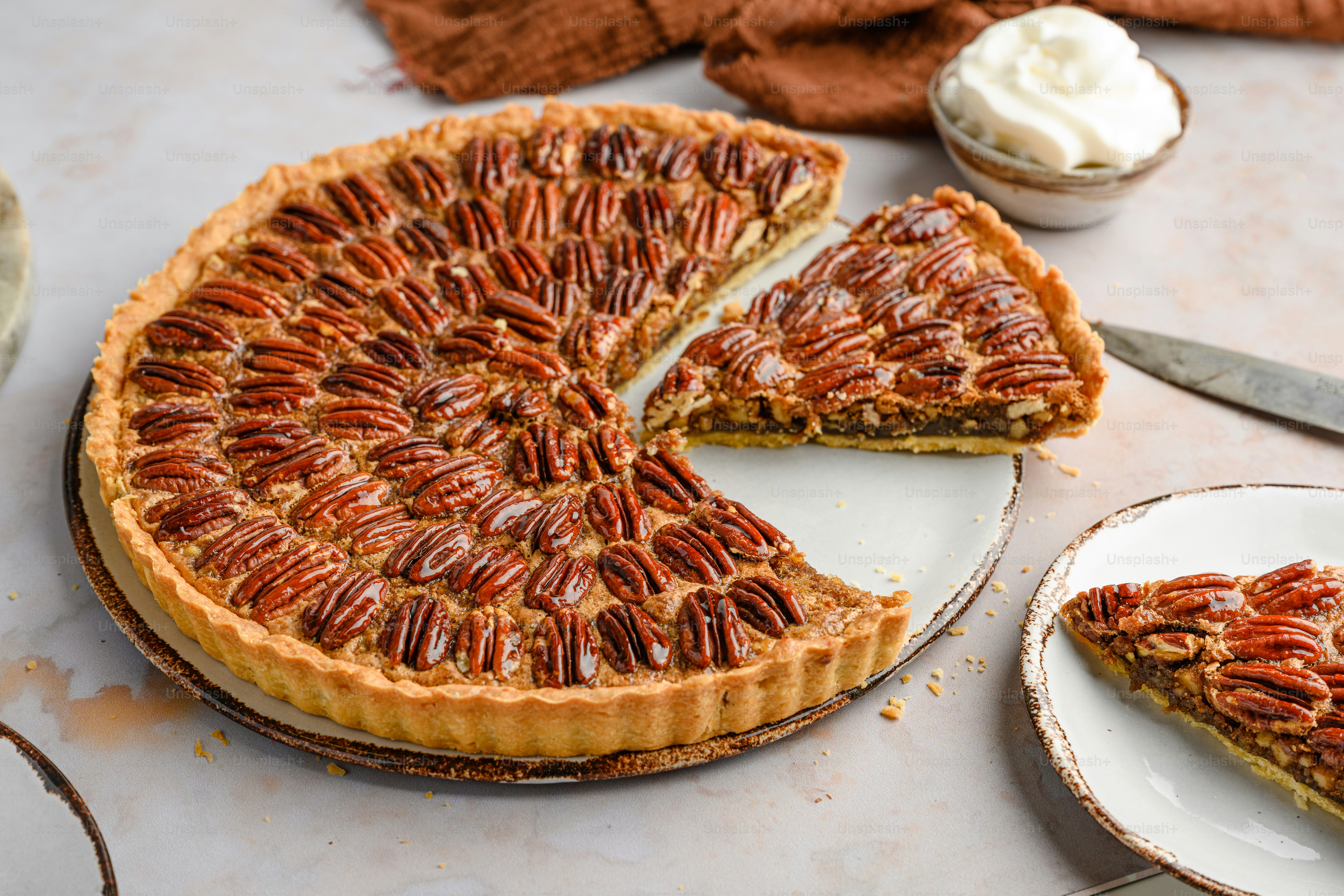 uma torta de noz pecã com uma fatia faltando