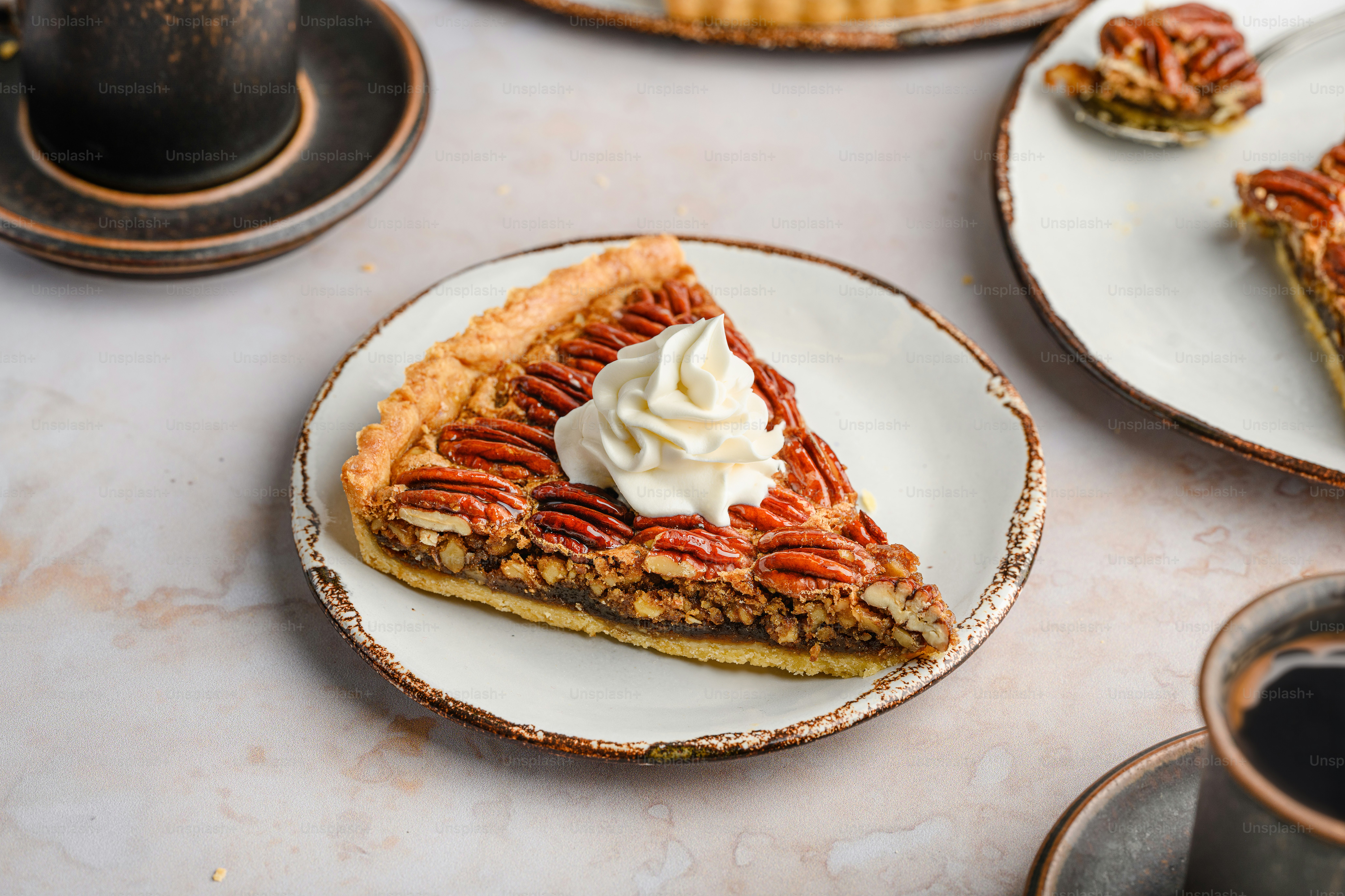 uma fatia de torta de noz pecã com chantilly por cima